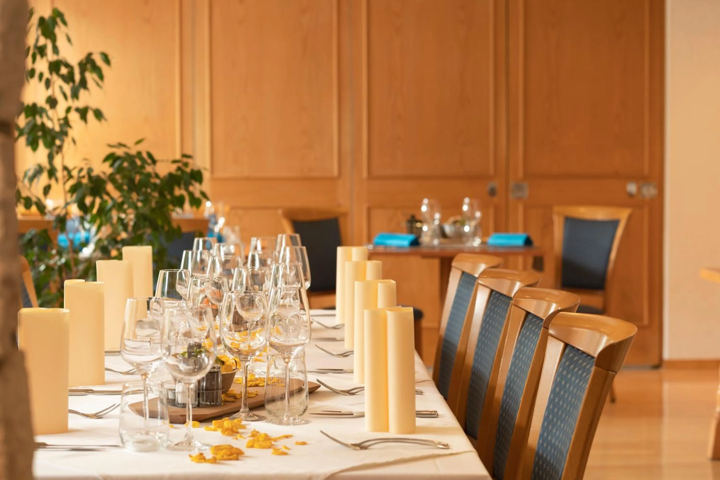 Restaurant/places to eat in Hotel Crystal