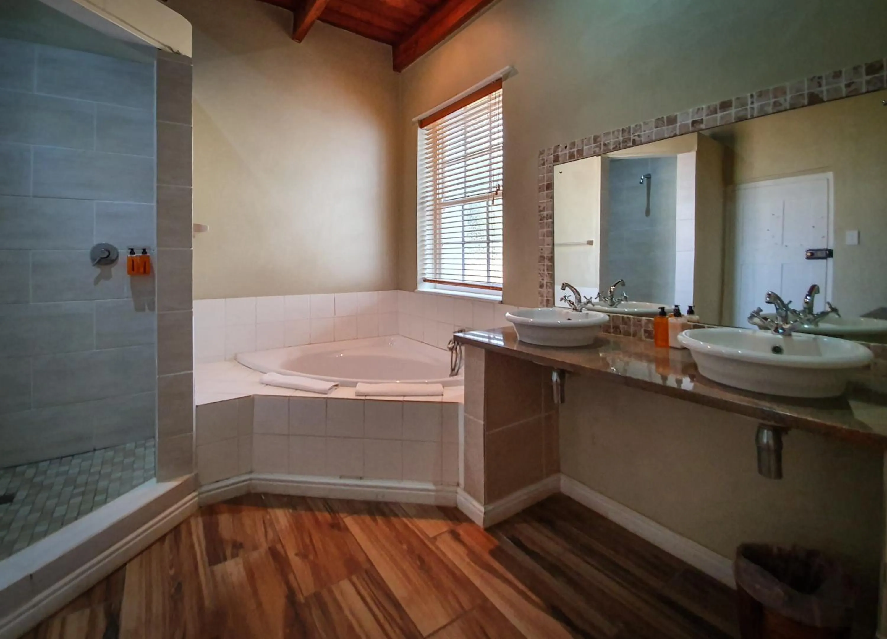 Bathroom in Berluda Farmhouse and Cottages