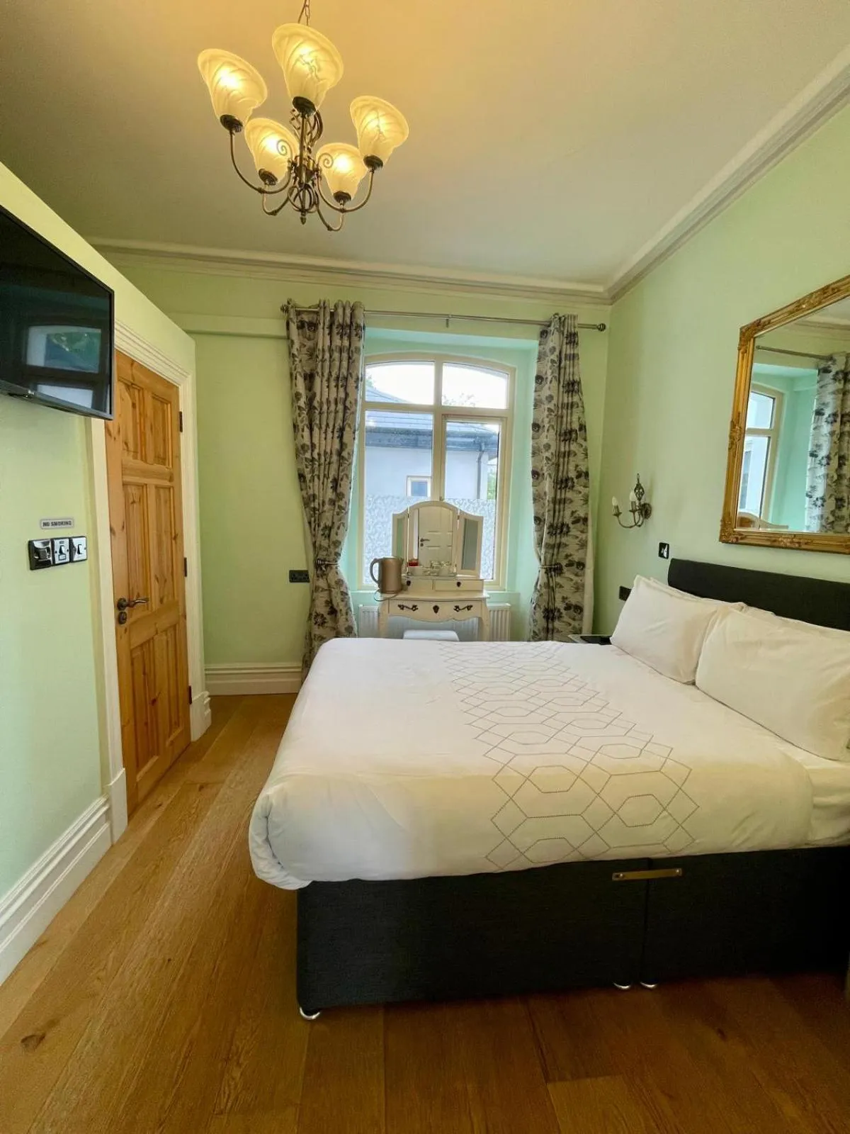 Bed in Shandon Bells Guest House
