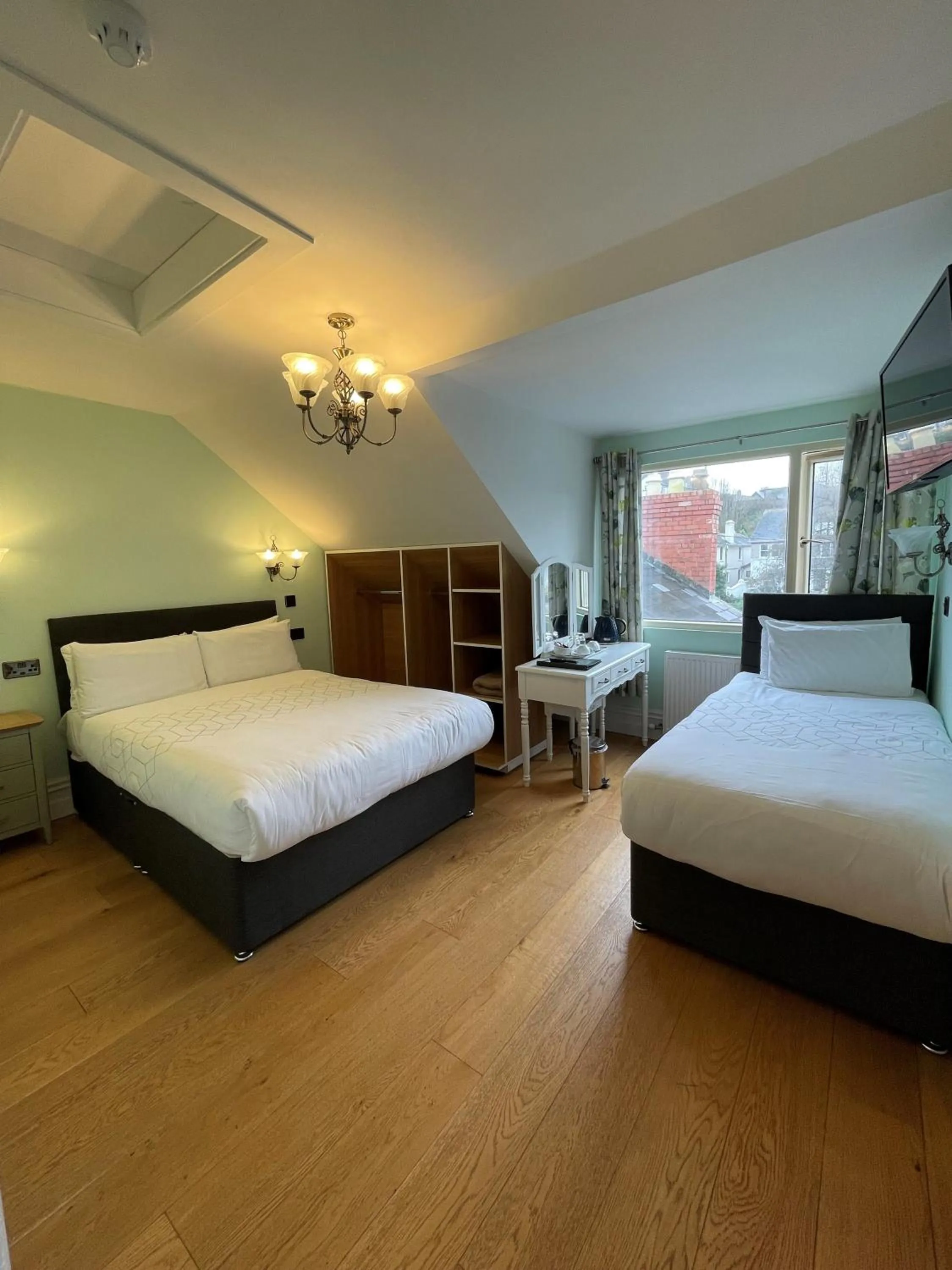 Bed in Shandon Bells Guest House