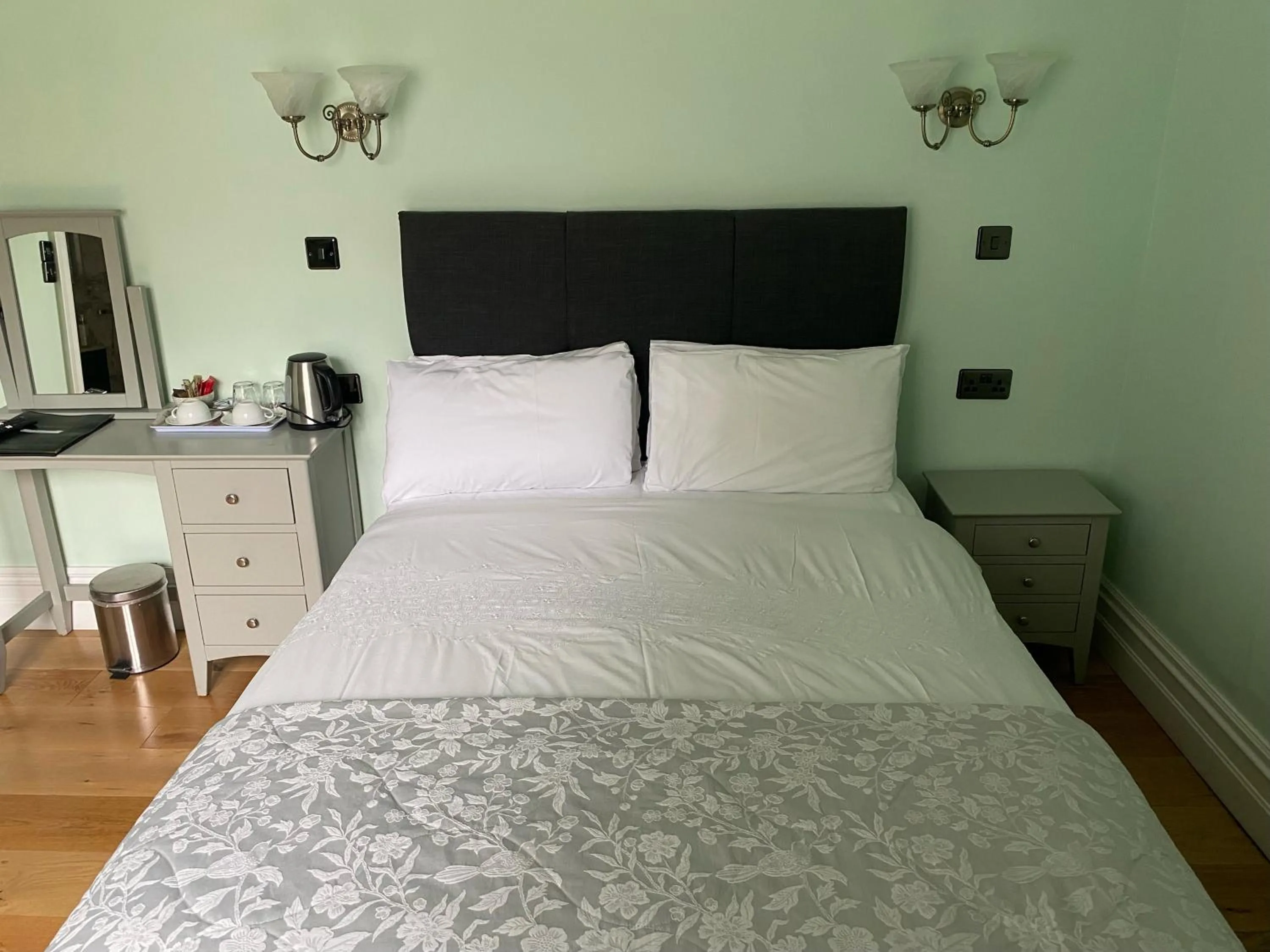 Bed in Shandon Bells Guest House