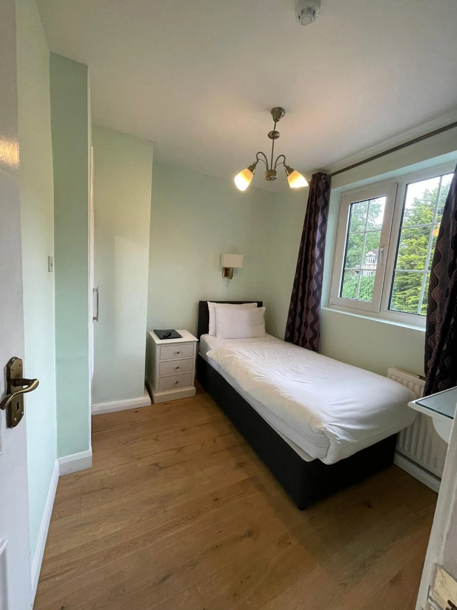 Bed in Shandon Bells Guest House