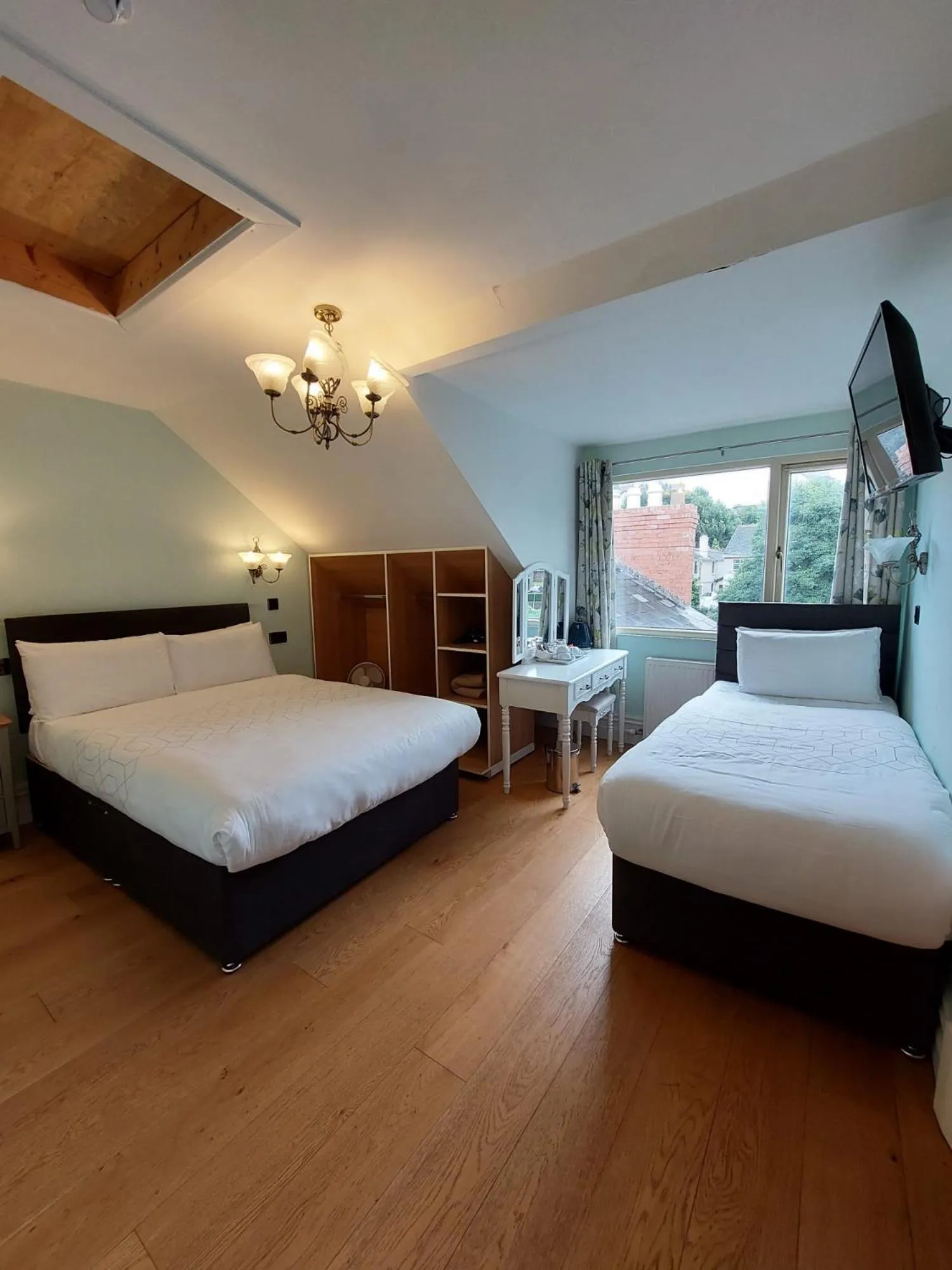 Bed in Shandon Bells Guest House