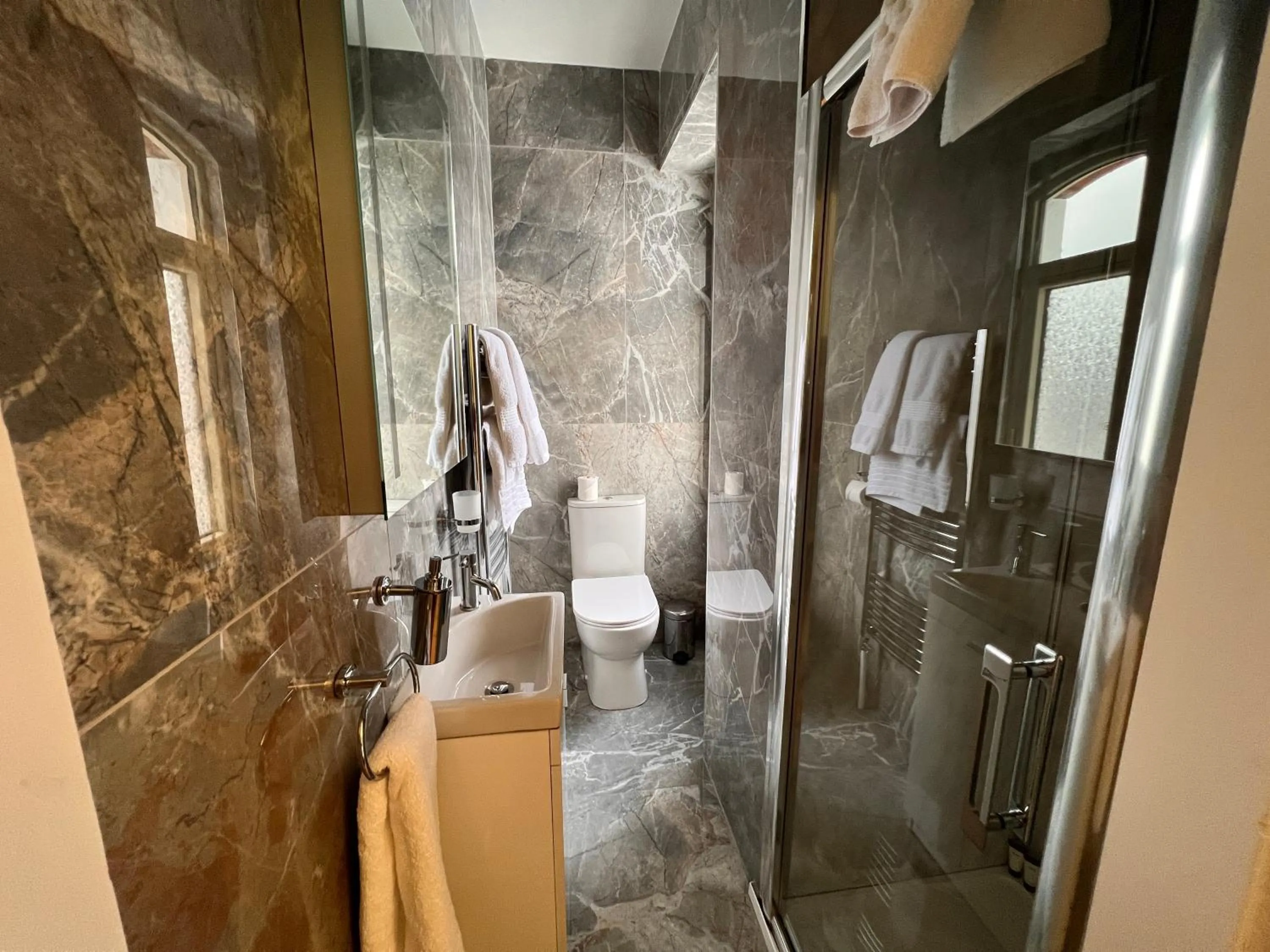 Bathroom in Shandon Bells Guest House