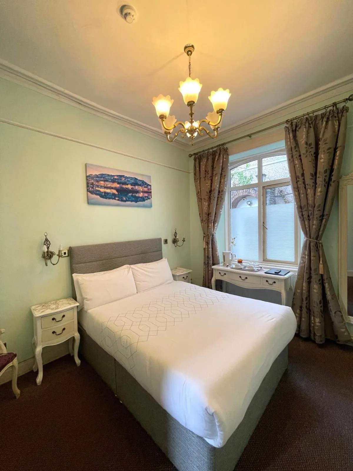 Bed in Shandon Bells Guest House