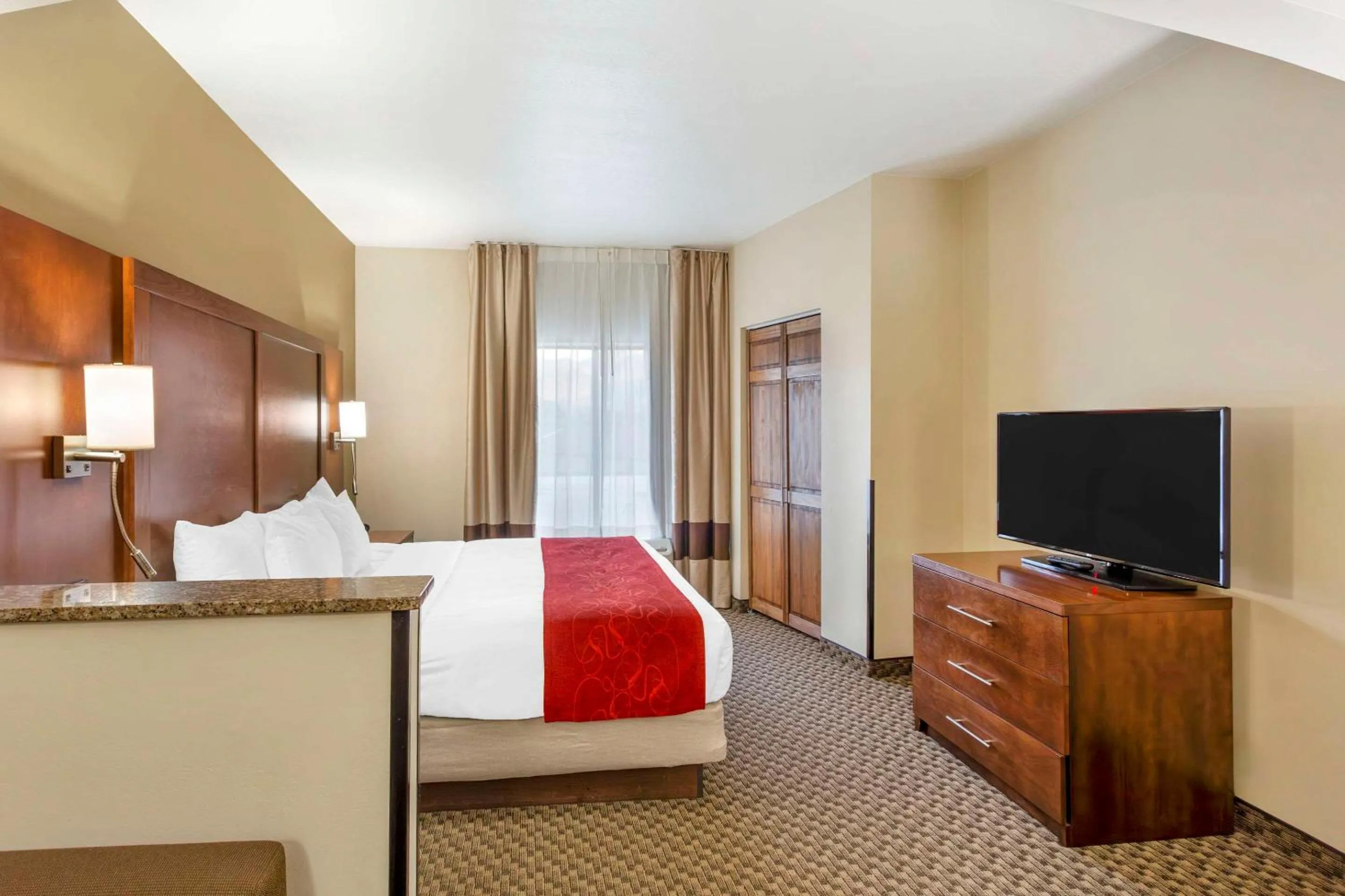 Bedroom, Bed in Comfort Suites Ogden Conference Center