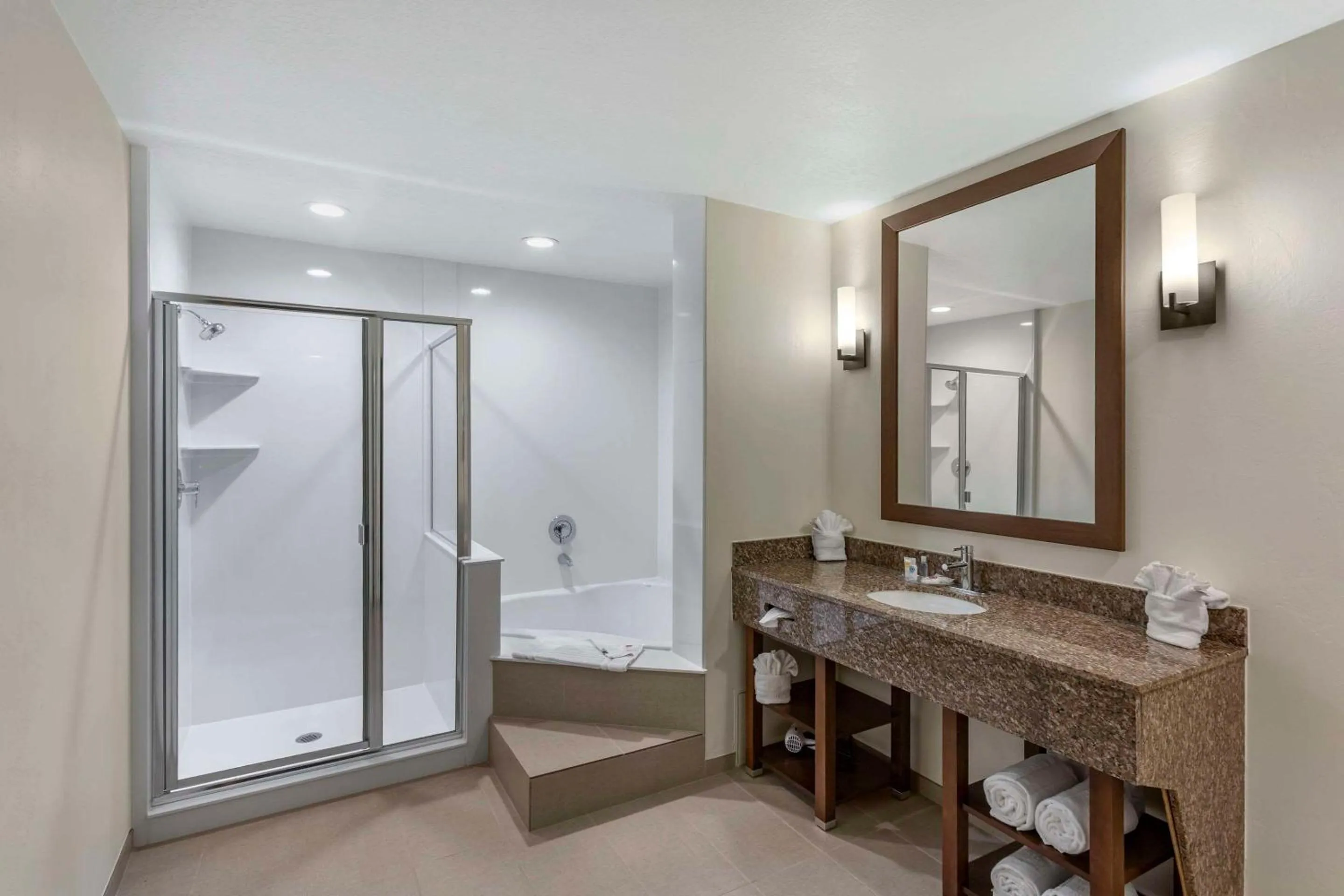 Bedroom in Comfort Suites Ogden Conference Center