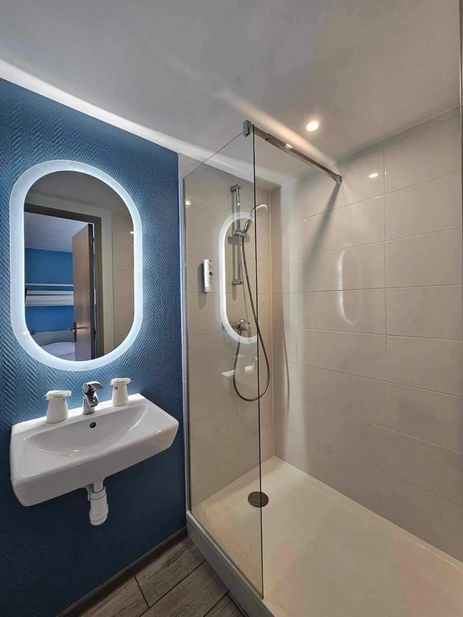 Shower in Cit'hotel Design Booking Evry Saint-Germain-lès-Corbeil Sénart