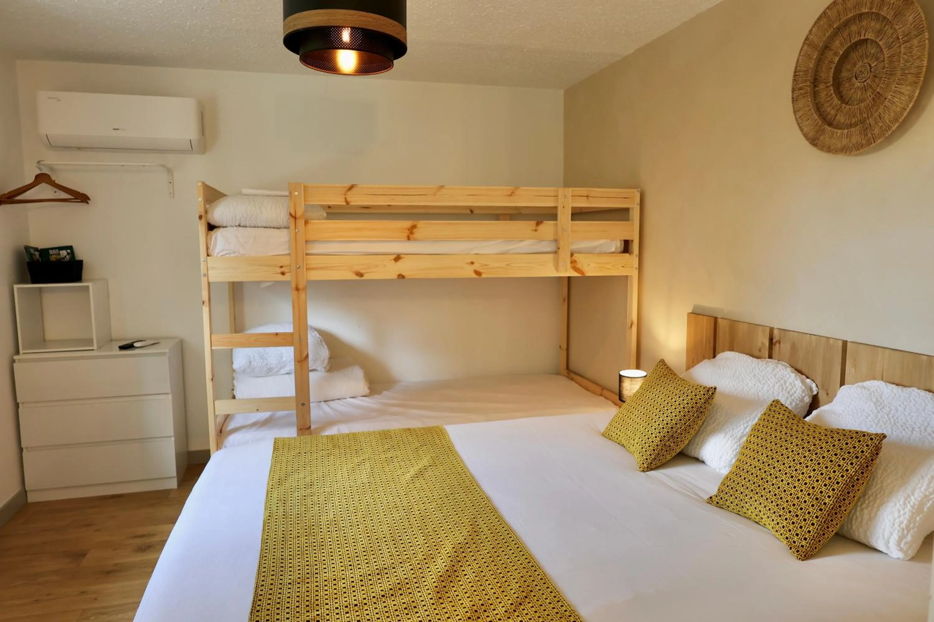 Photo of the whole room, Bed in Cit'hotel Design Booking Evry Saint-Germain-lès-Corbeil Sénart
