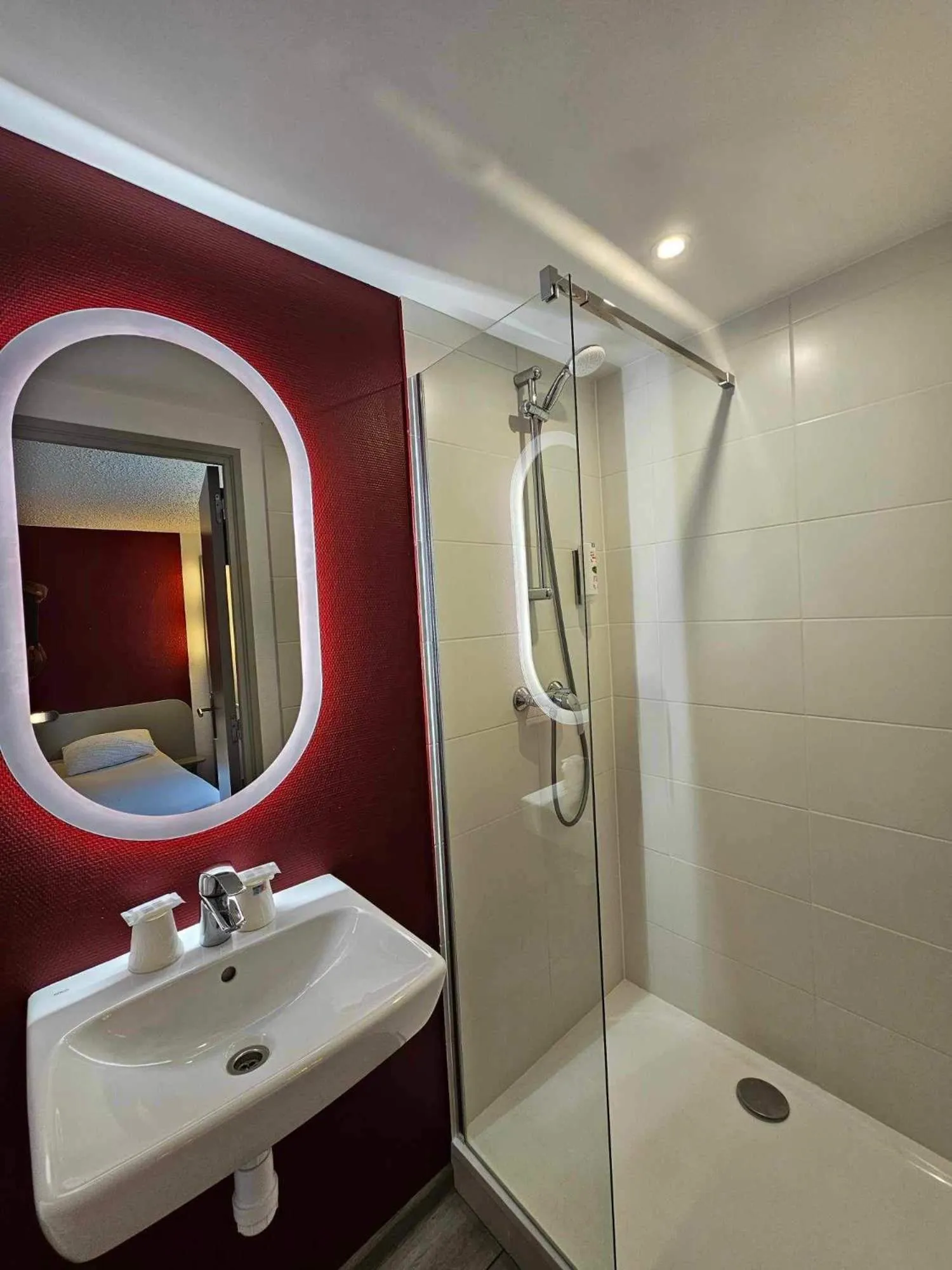 Shower in Cit'hotel Design Booking Evry Saint-Germain-lès-Corbeil Sénart