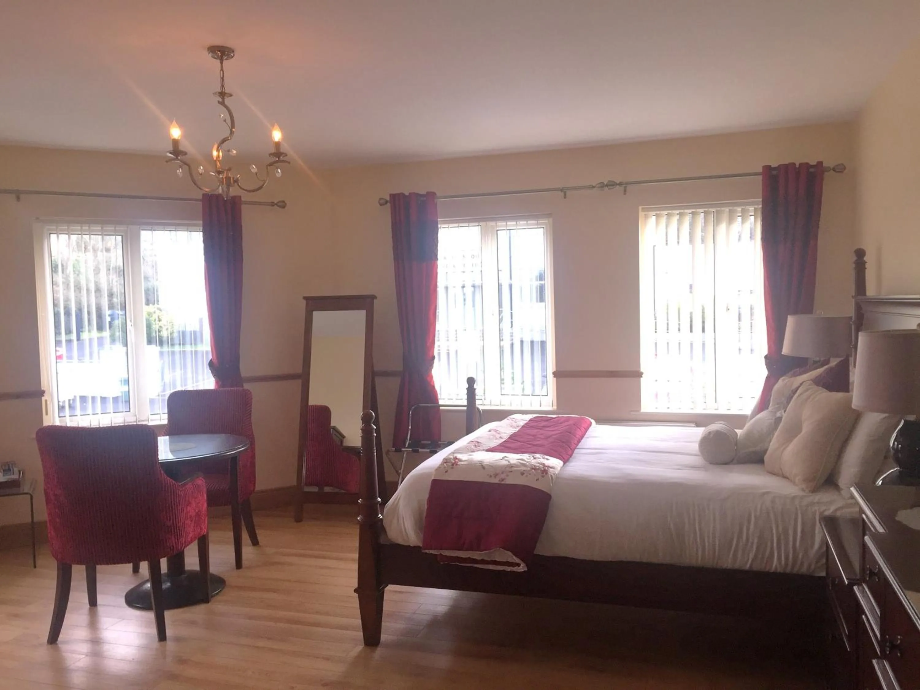 Bedroom, Bed in Óstán Loch Altan