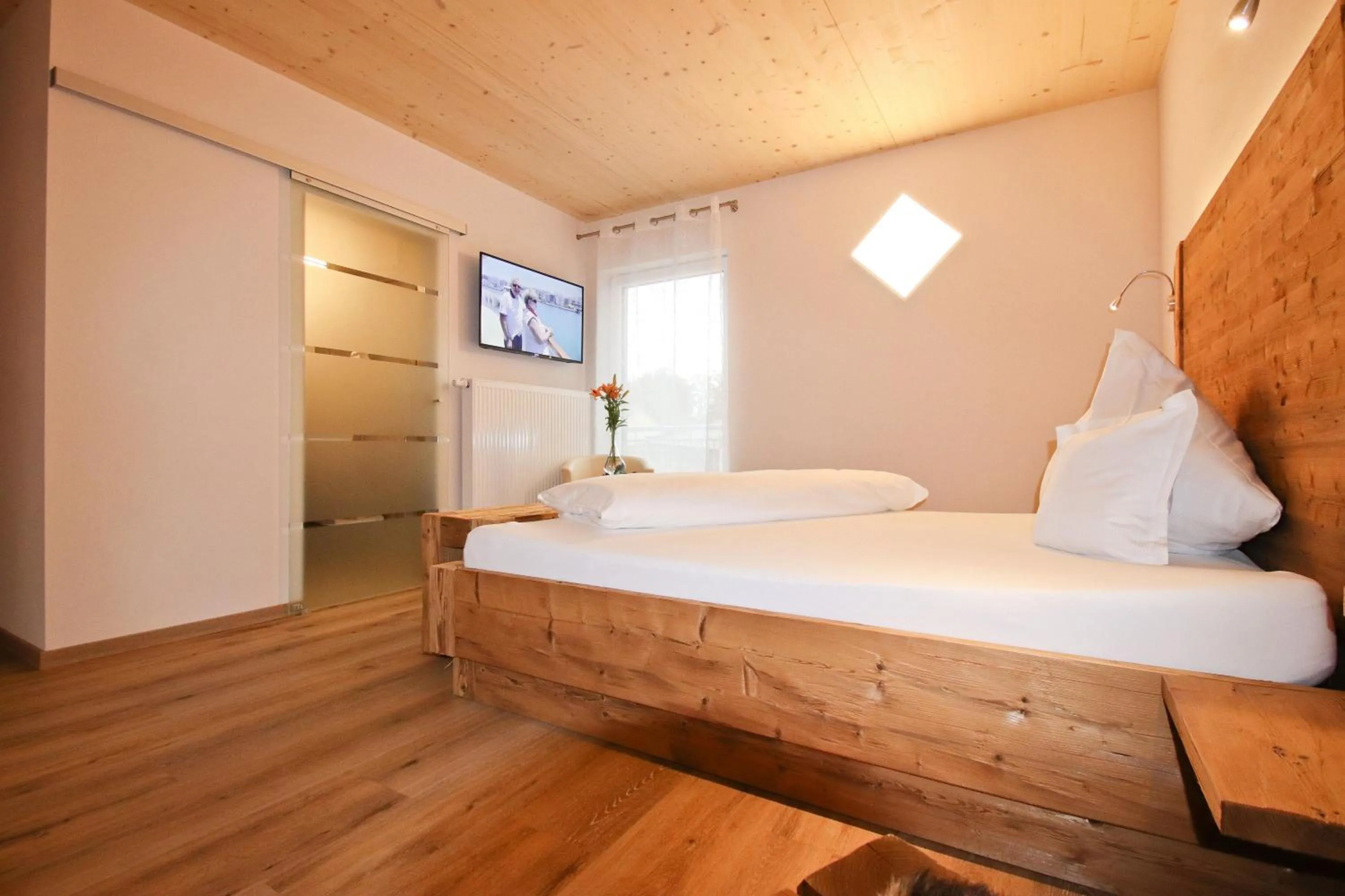 TV and multimedia, Bed in Hotel-Restaurant Gasthaus Bonimeier