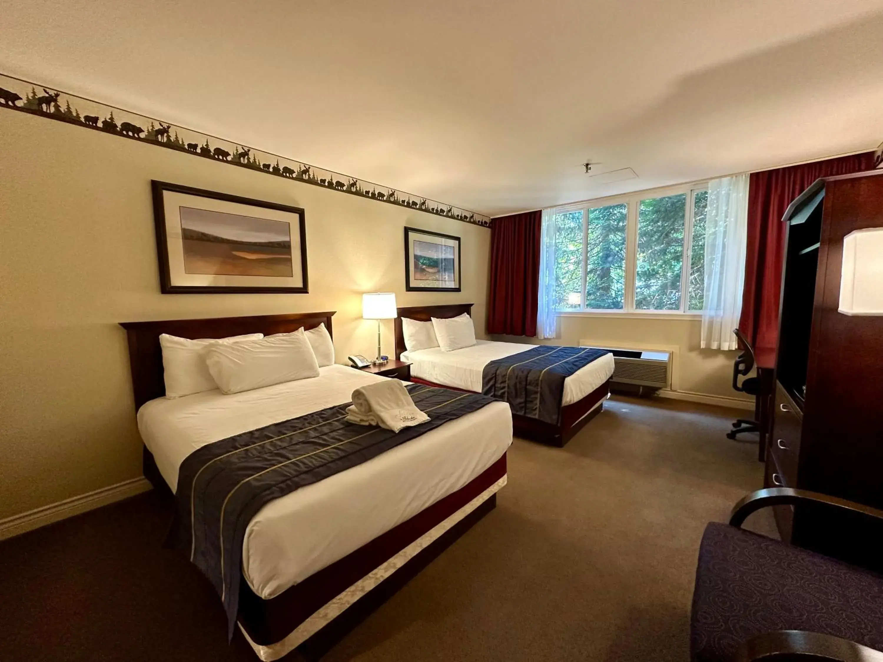 Double Room with Garden View in Harrison Hot Springs Resort & Spa Double Room with Garden View in Harrison Hot Springs Resort & Spa