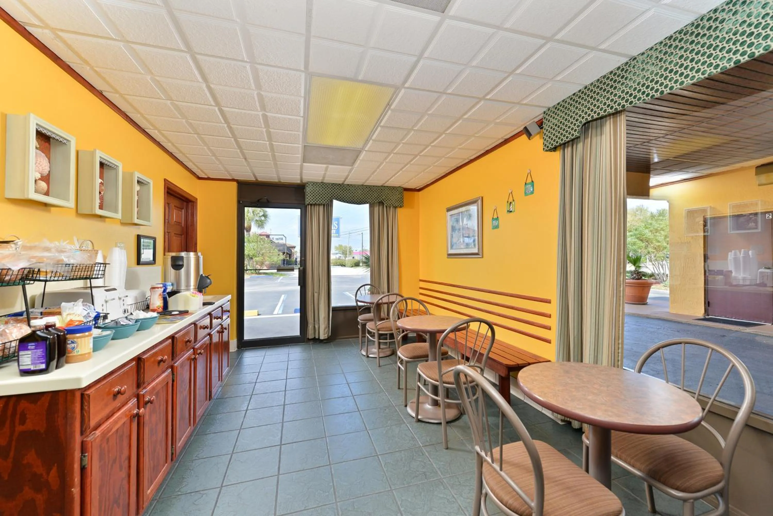 Restaurant/places to eat in Americas Best Value Inn Ocean Inn