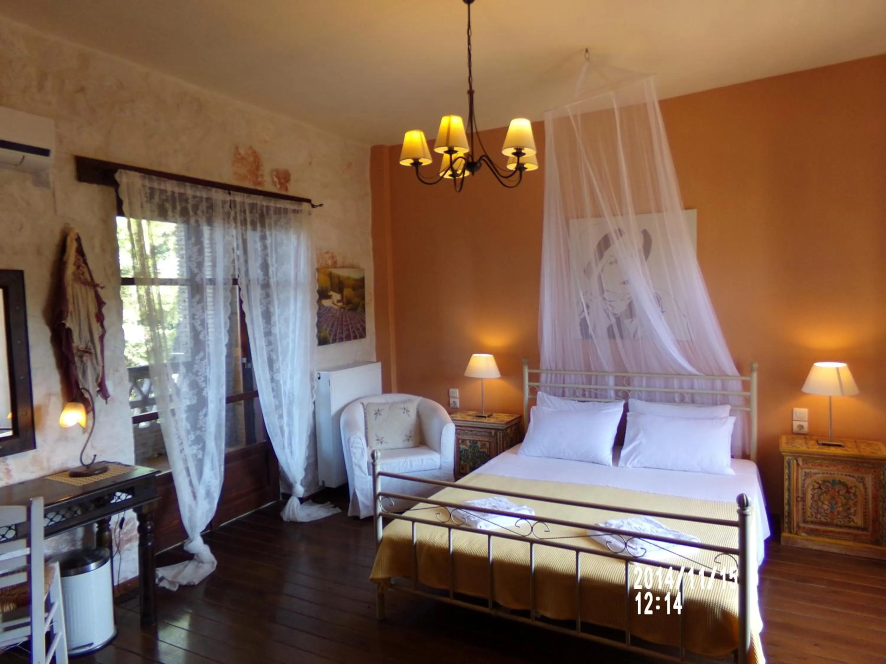 Photo of the whole room, Bed in Alegria Villas Complex