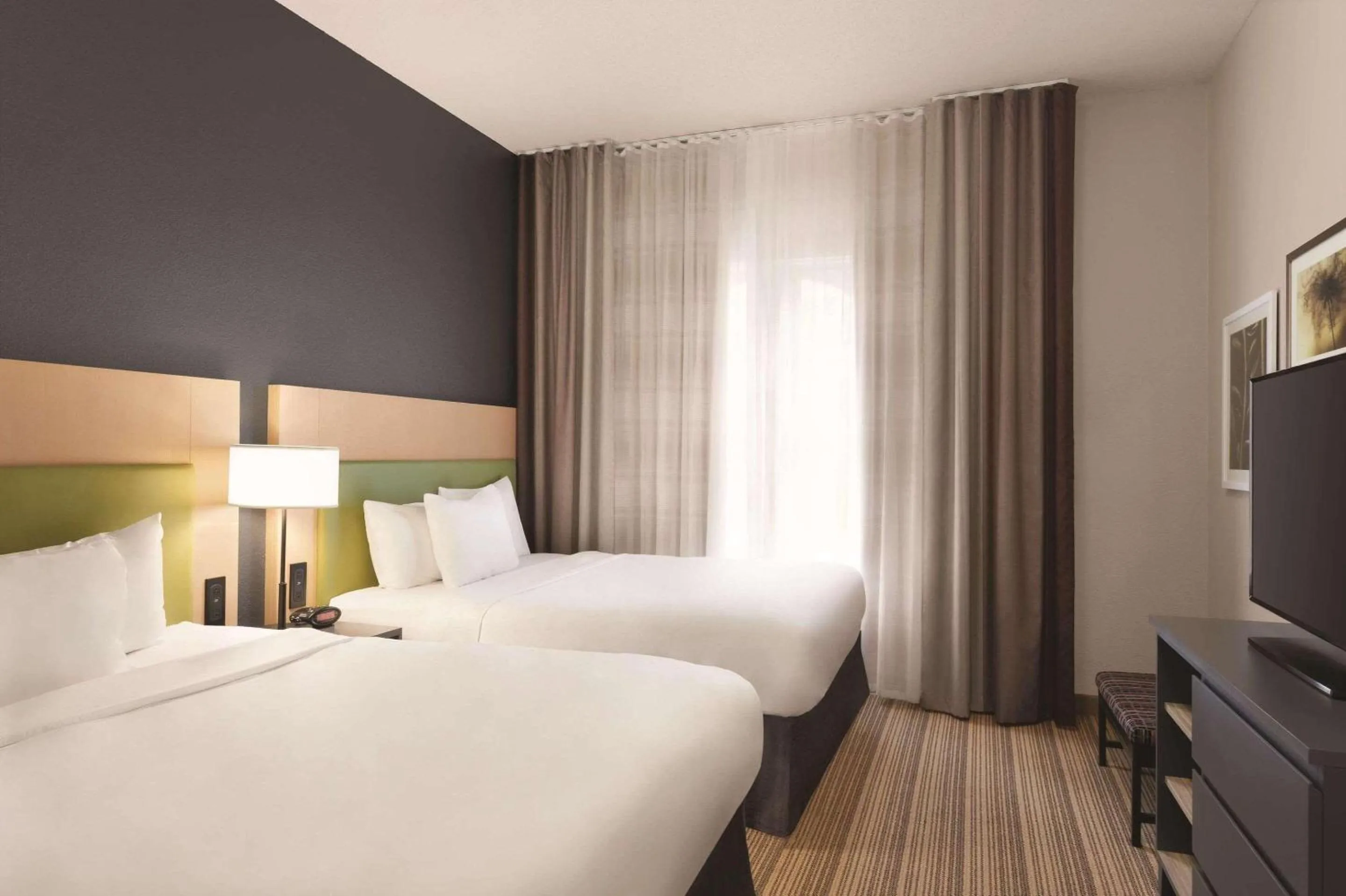 Bedroom, Bed in Country Inn & Suites by Radisson, St Charles Historic District