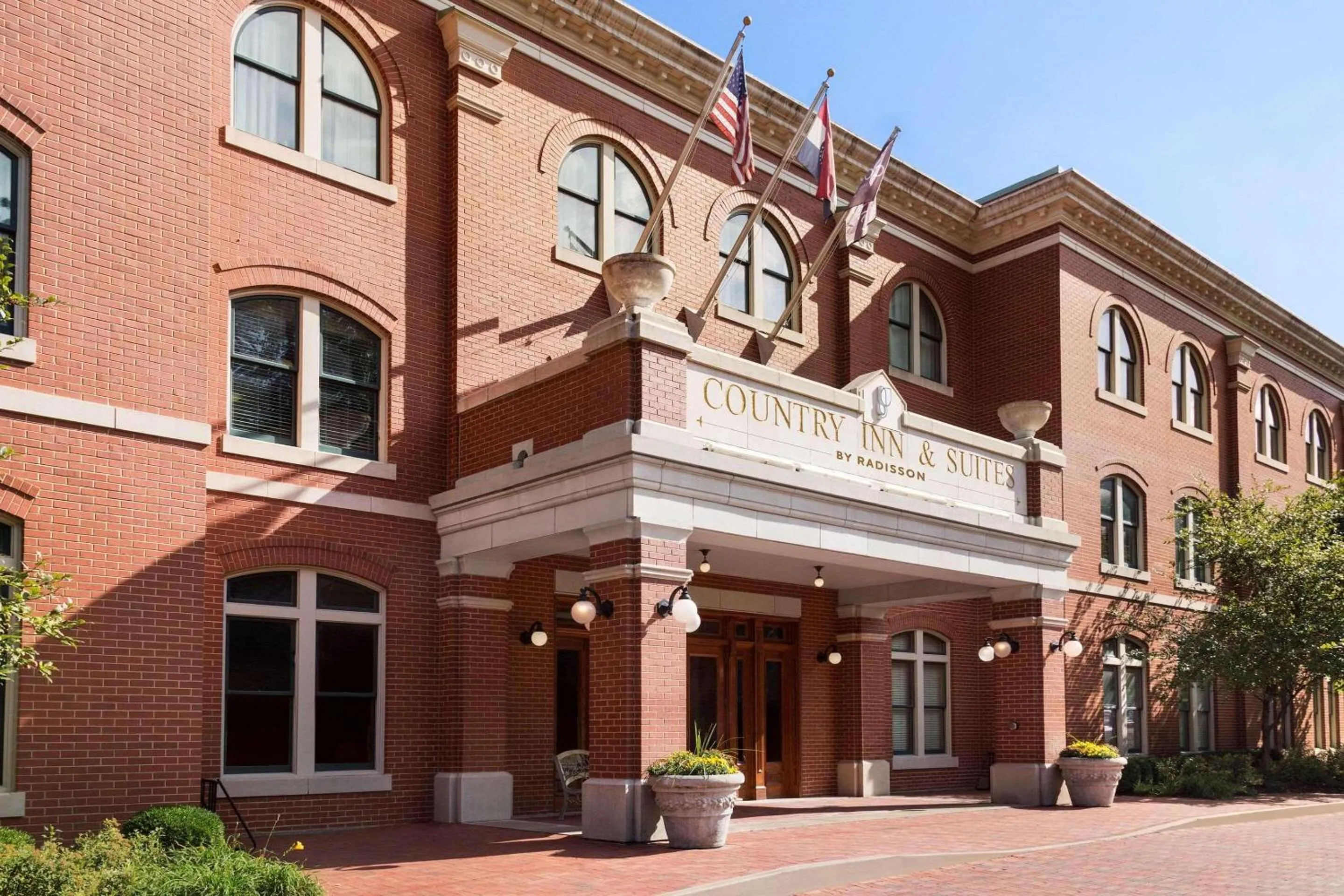 Property building in Country Inn & Suites by Radisson, St Charles Historic District