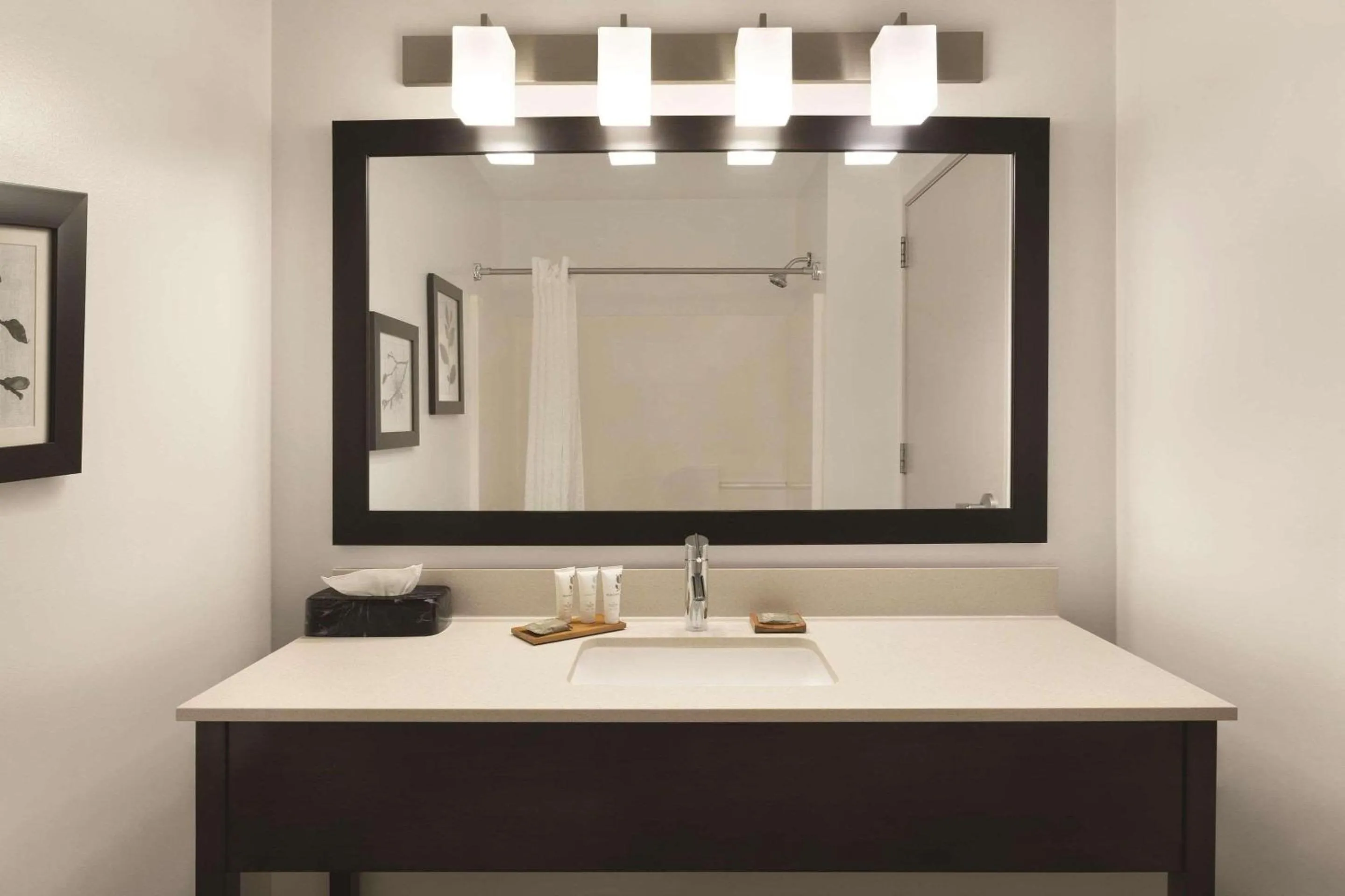 Bathroom in Country Inn & Suites by Radisson, St Charles Historic District