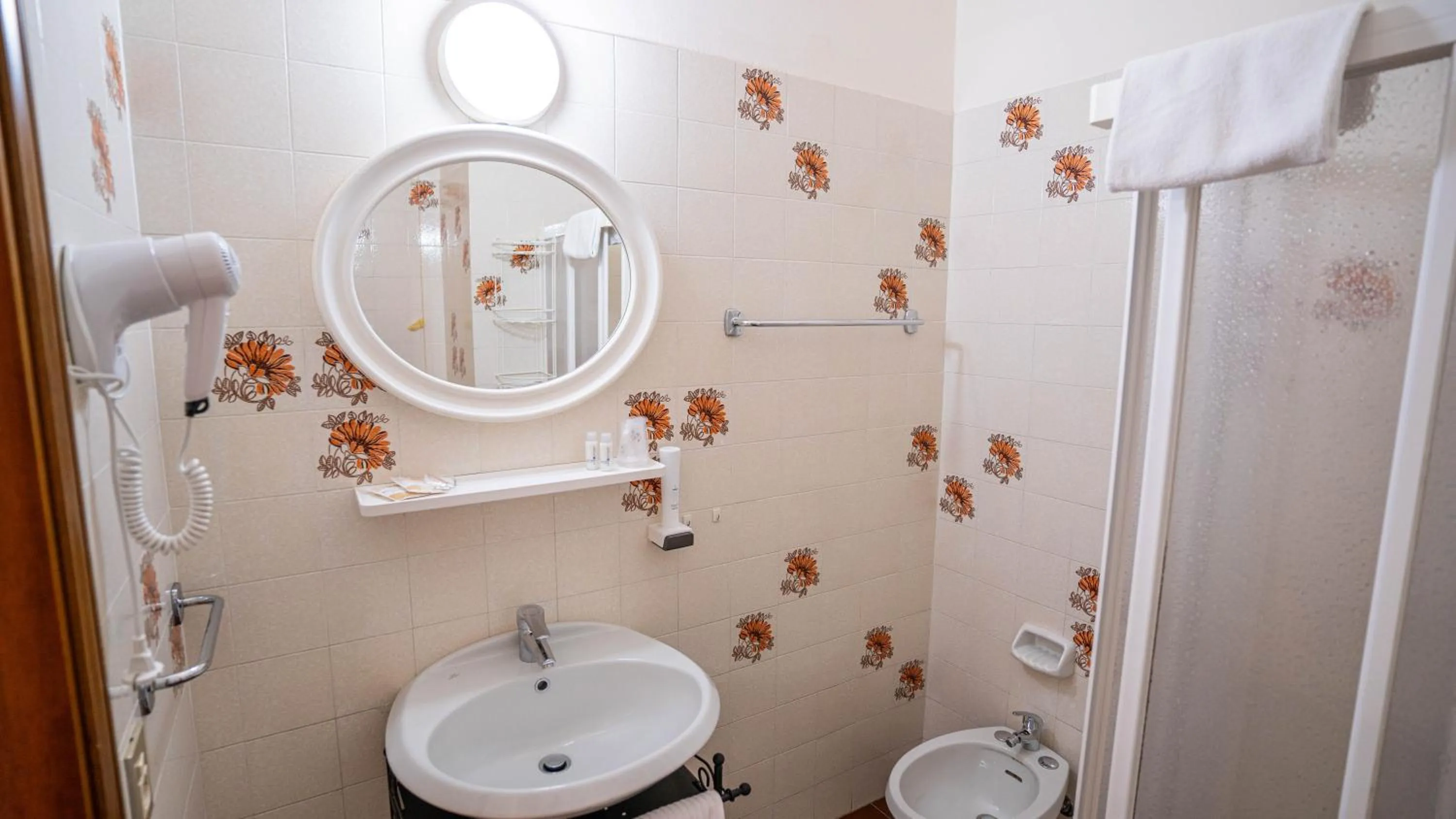 Shower in Hotel Sorriso