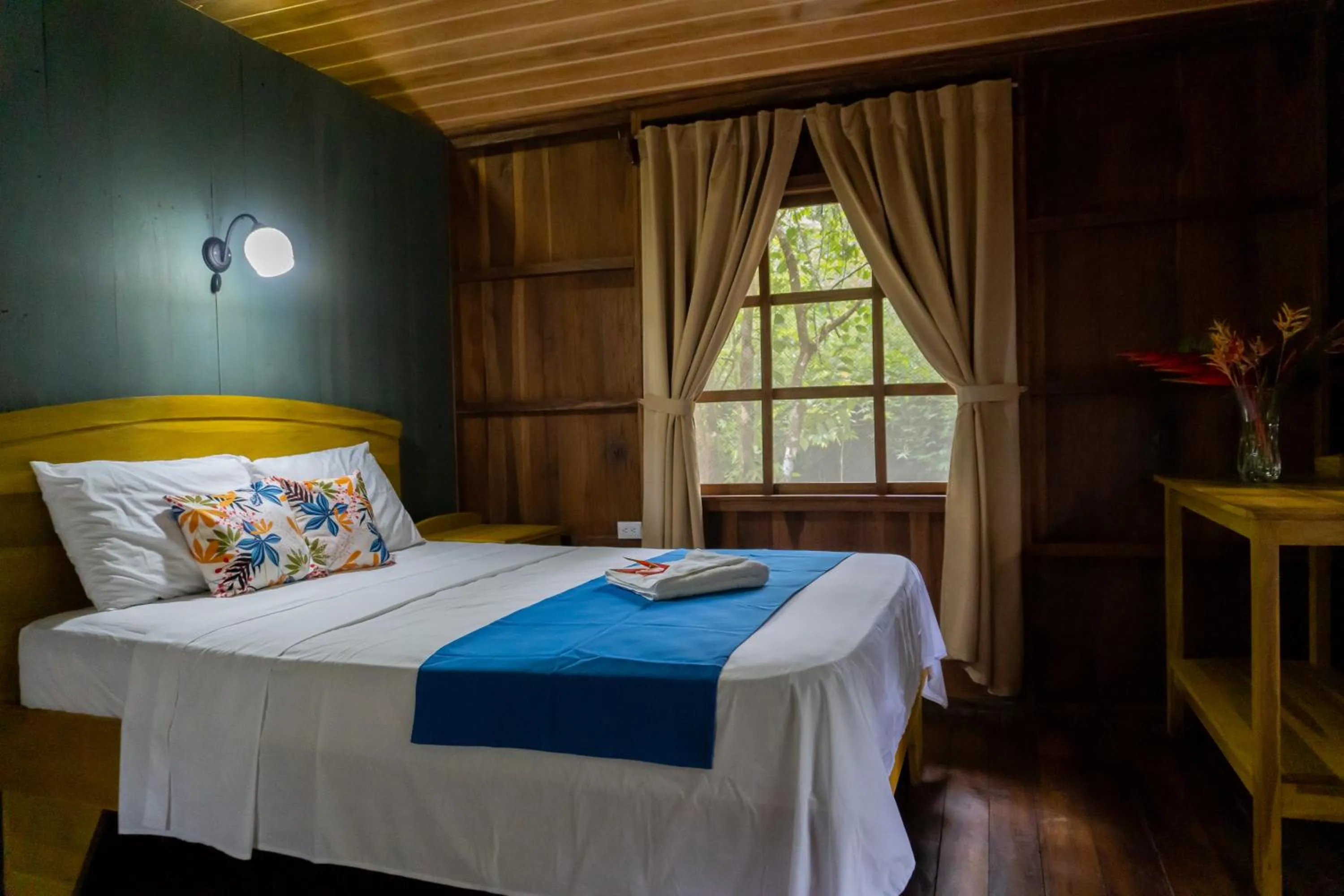 Bed in Hidden Paradise Lodge