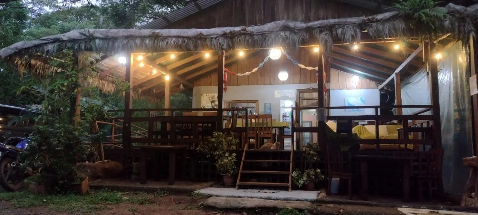 Restaurant/places to eat in Hidden Paradise Lodge