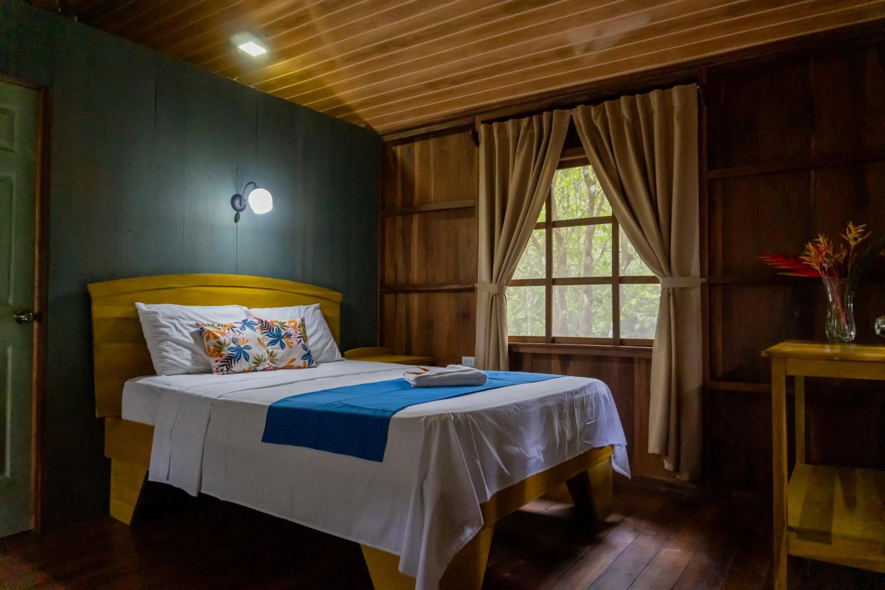 Bed in Hidden Paradise Lodge