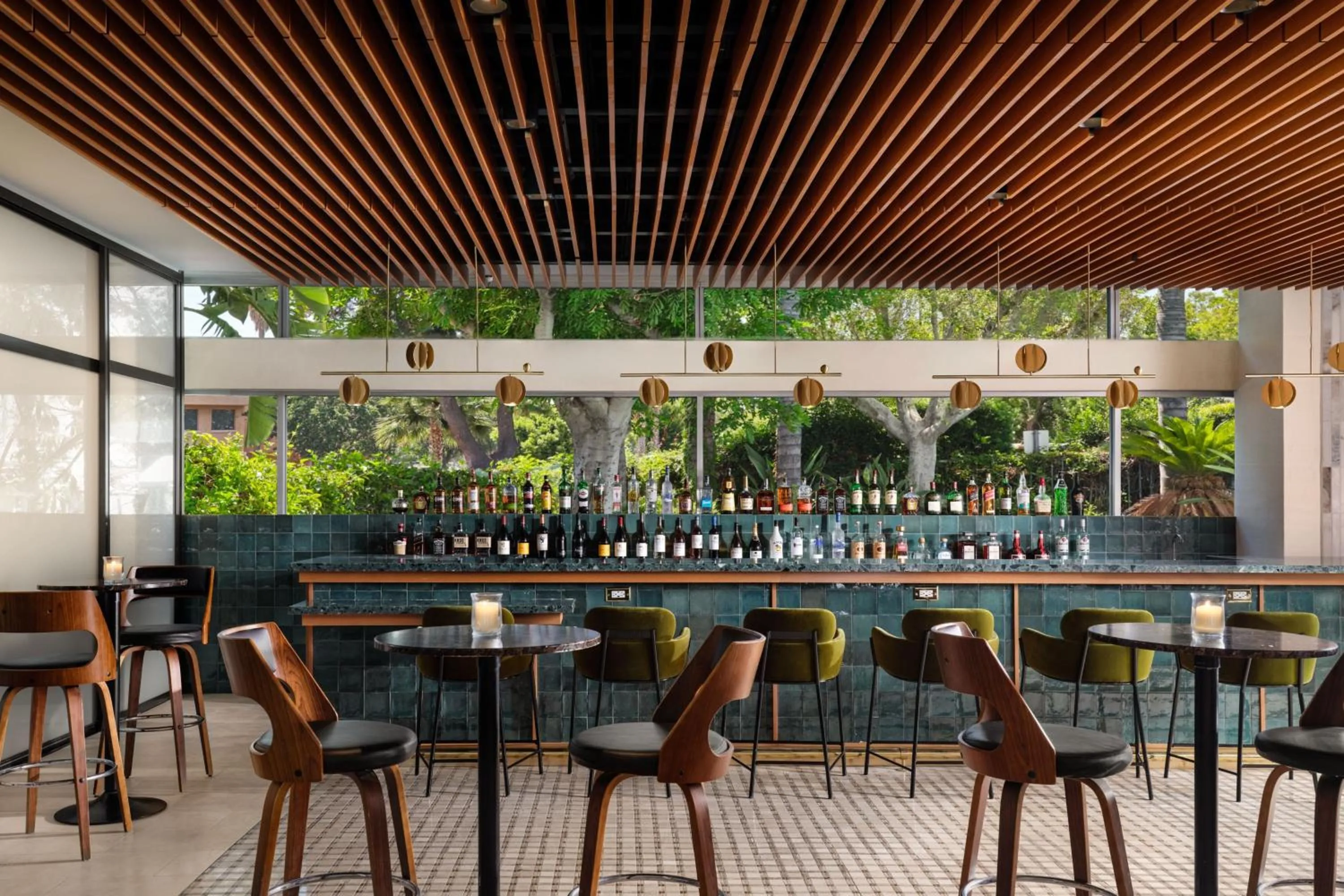 Lounge or bar in Sheraton Ontario Airport Hotel