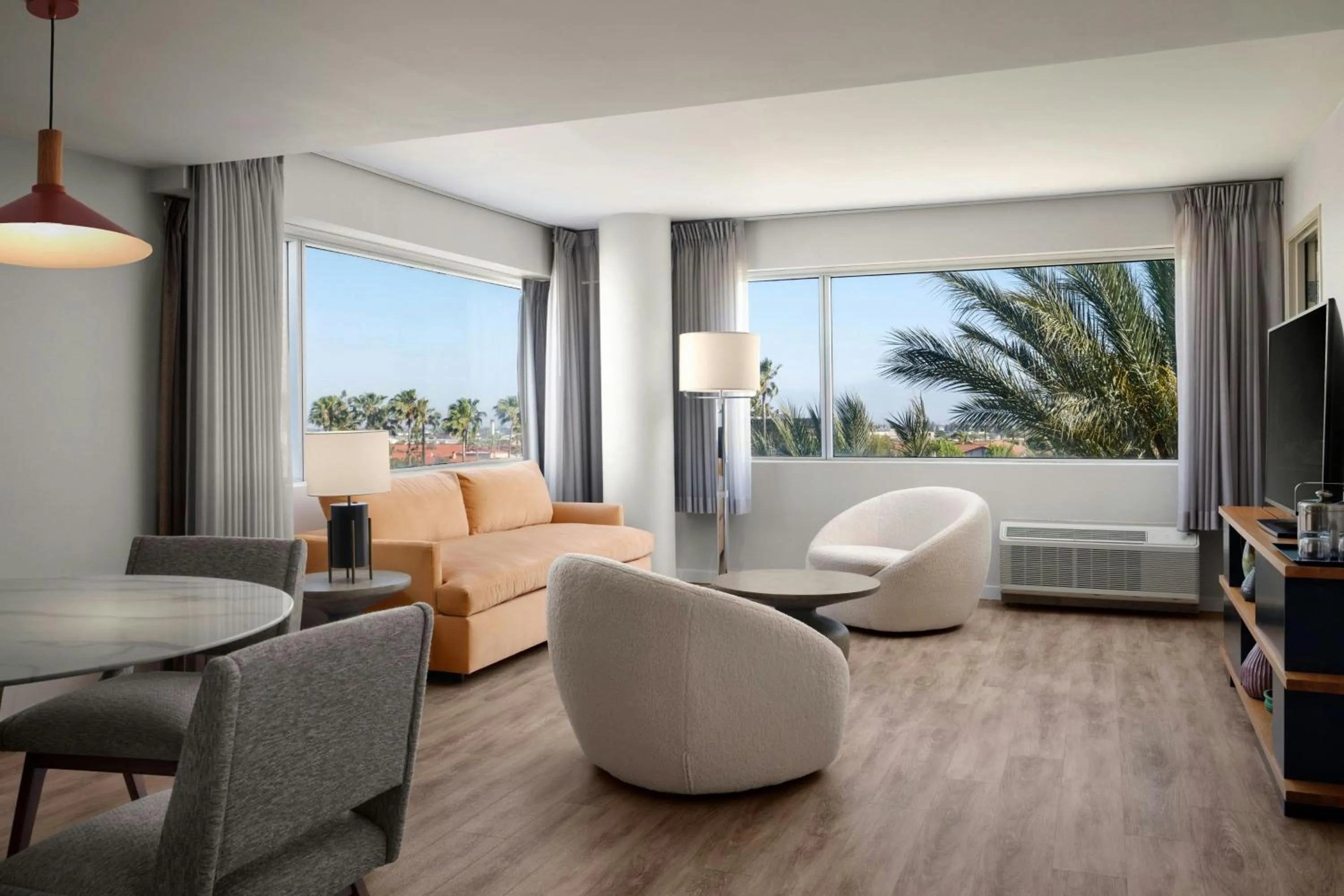 Bedroom in Sheraton Ontario Airport Hotel