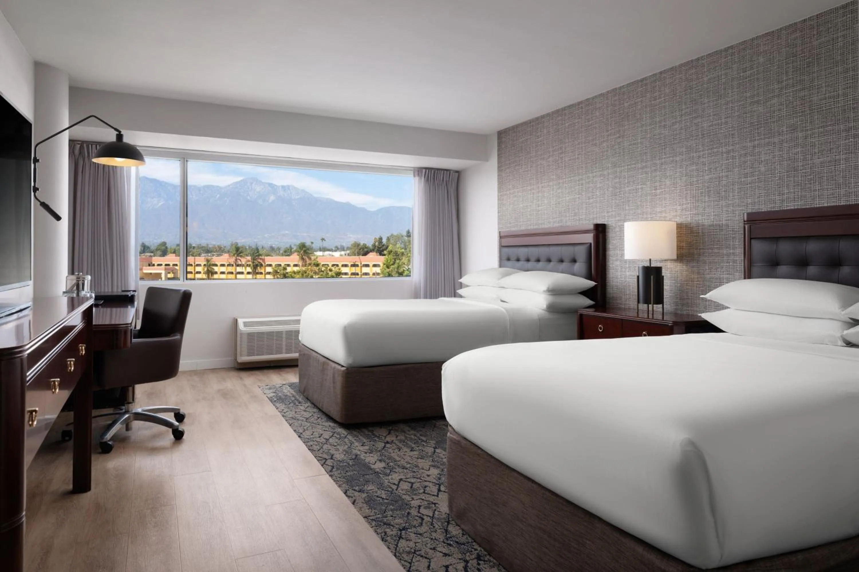 Photo of the whole room, Bed in Sheraton Ontario Airport Hotel