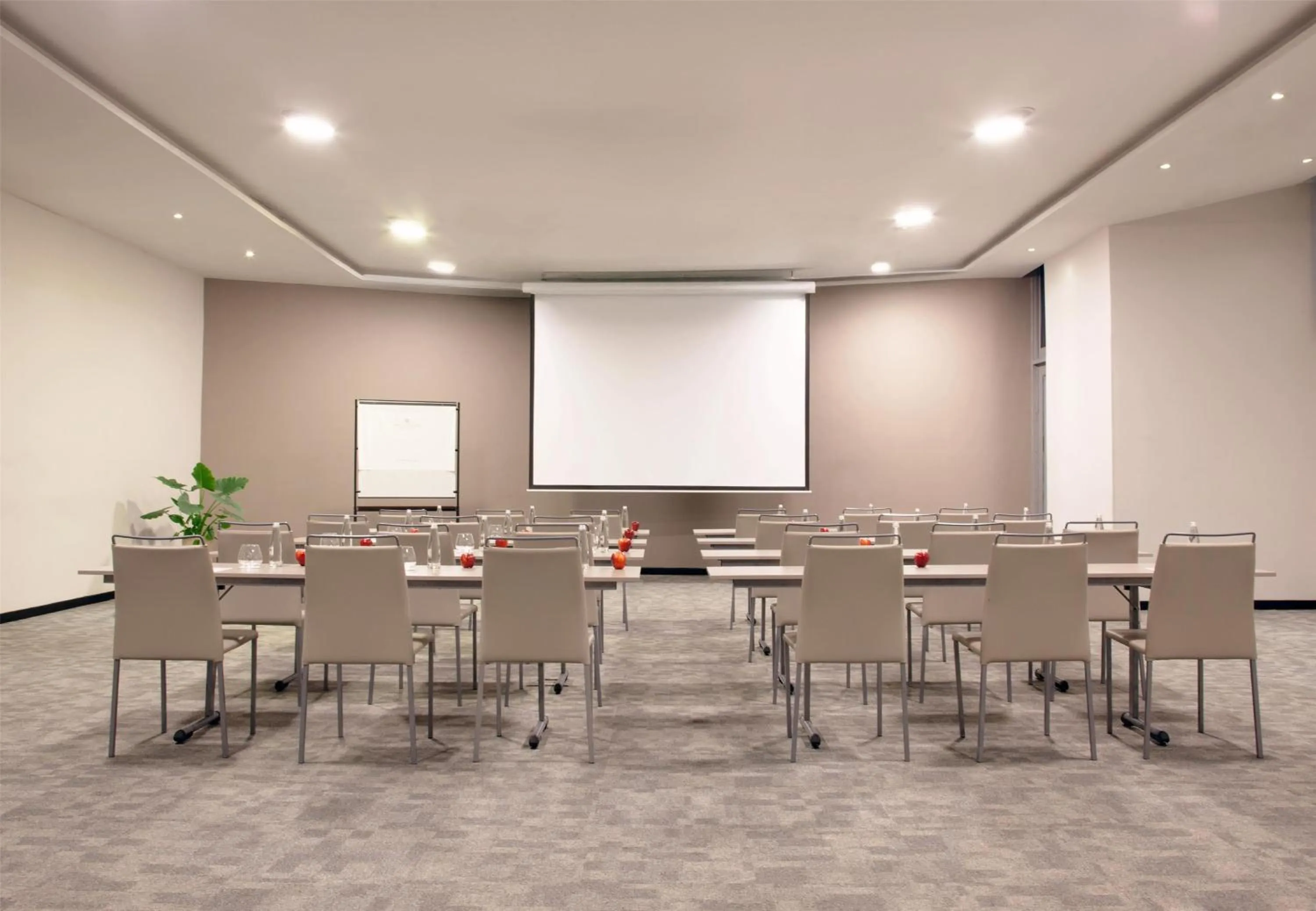 Meeting/conference room in NH Collection Royal Smartsuites
