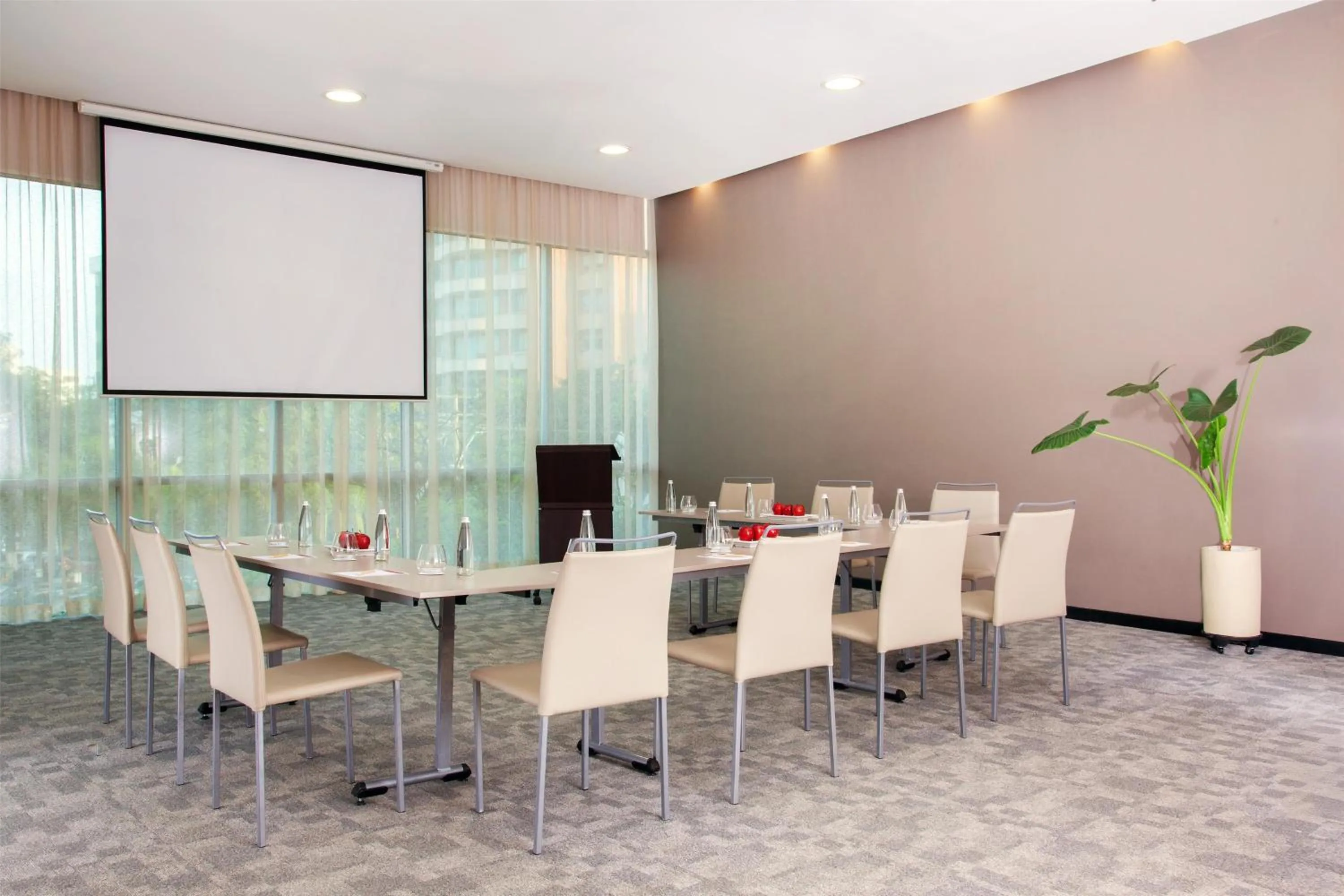 Meeting/conference room in NH Collection Royal Smartsuites