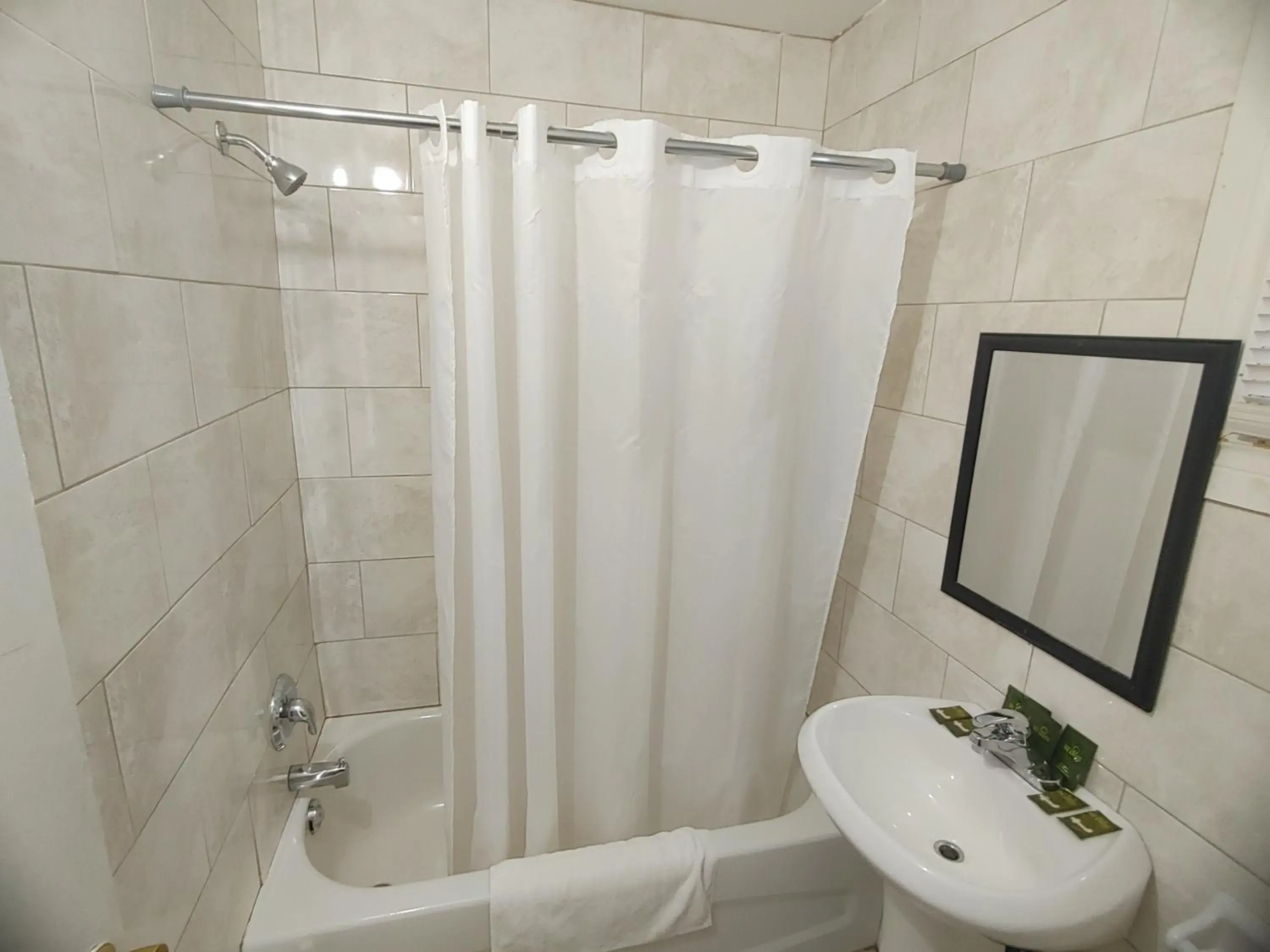 Double Room with Two Double Beds in Relax Inn-Collingwood Double Room with Two Double Beds in Relax Inn-Collingwood