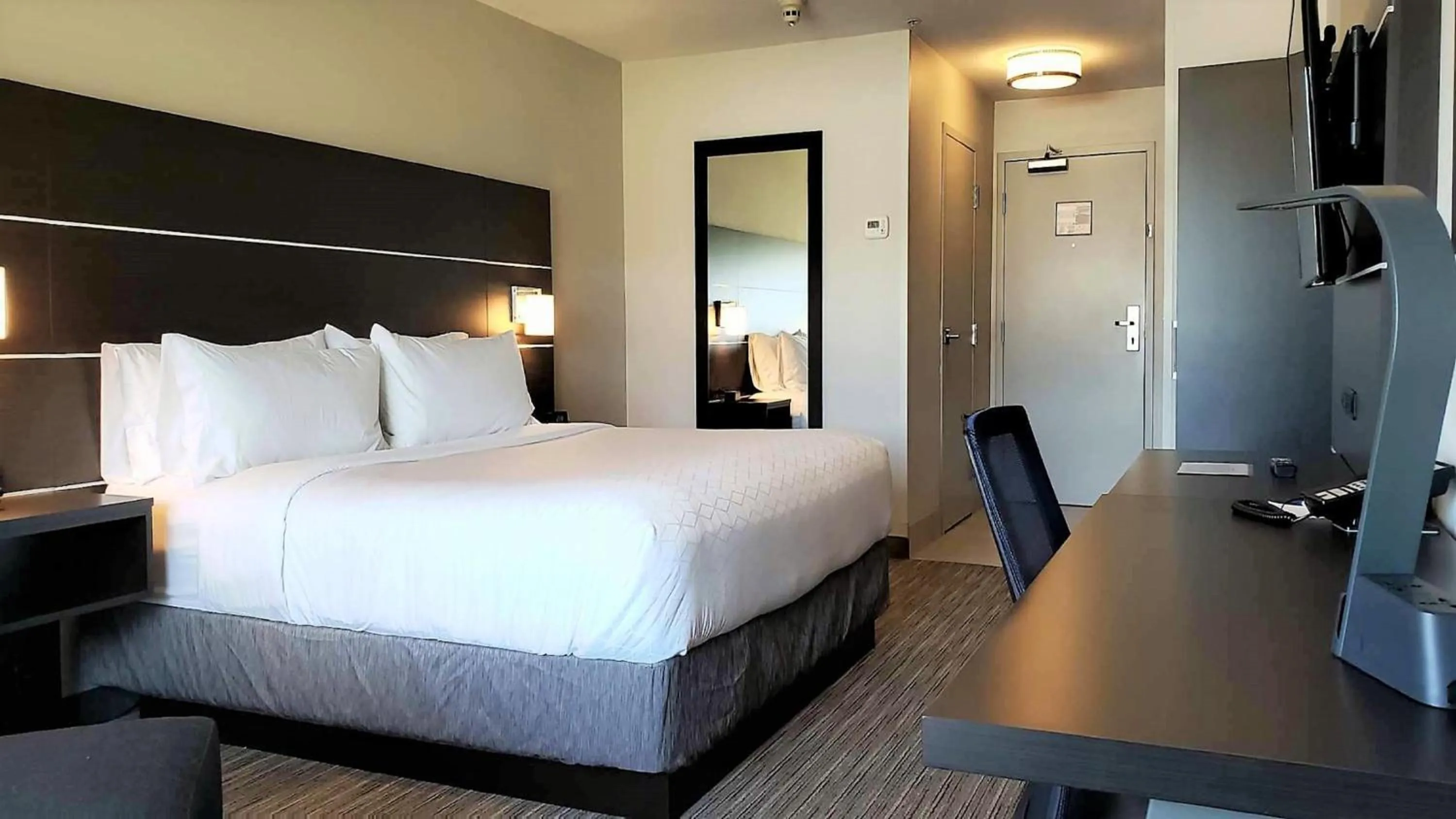 Photo of the whole room, Bed in Holiday Inn Express & Suites Hood River by IHG