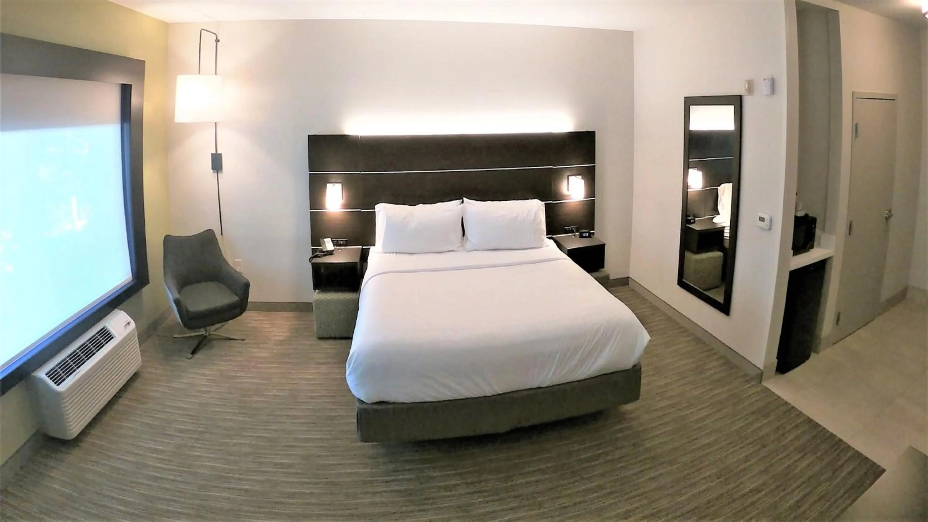 Photo of the whole room, Bed in Holiday Inn Express & Suites Hood River by IHG