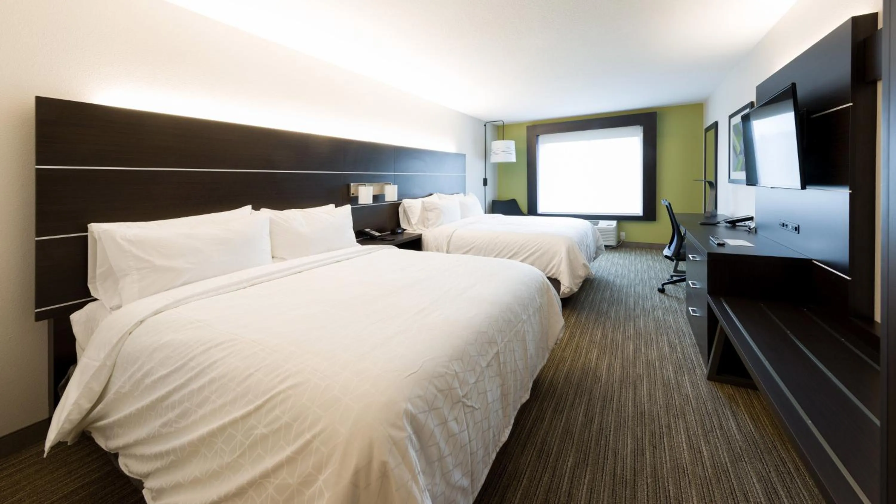 Photo of the whole room, Bed in Holiday Inn Express & Suites Hood River by IHG
