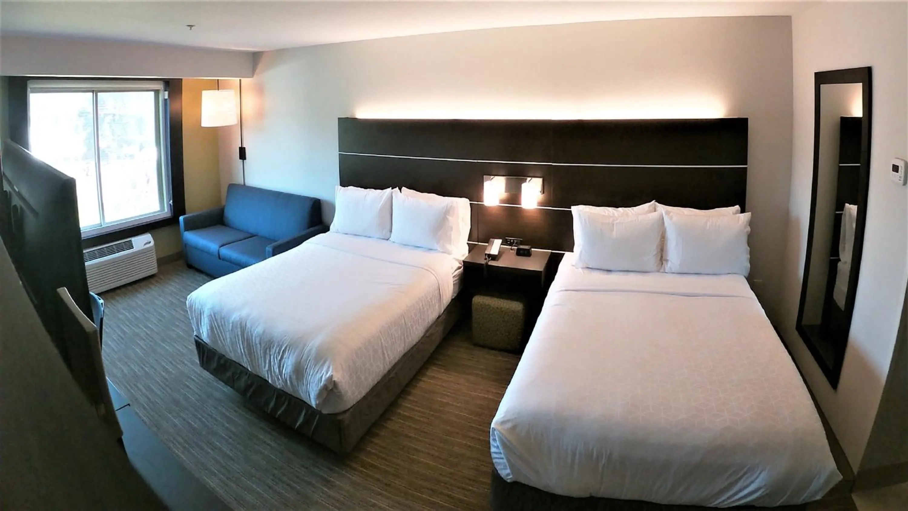 Photo of the whole room, Bed in Holiday Inn Express & Suites Hood River by IHG