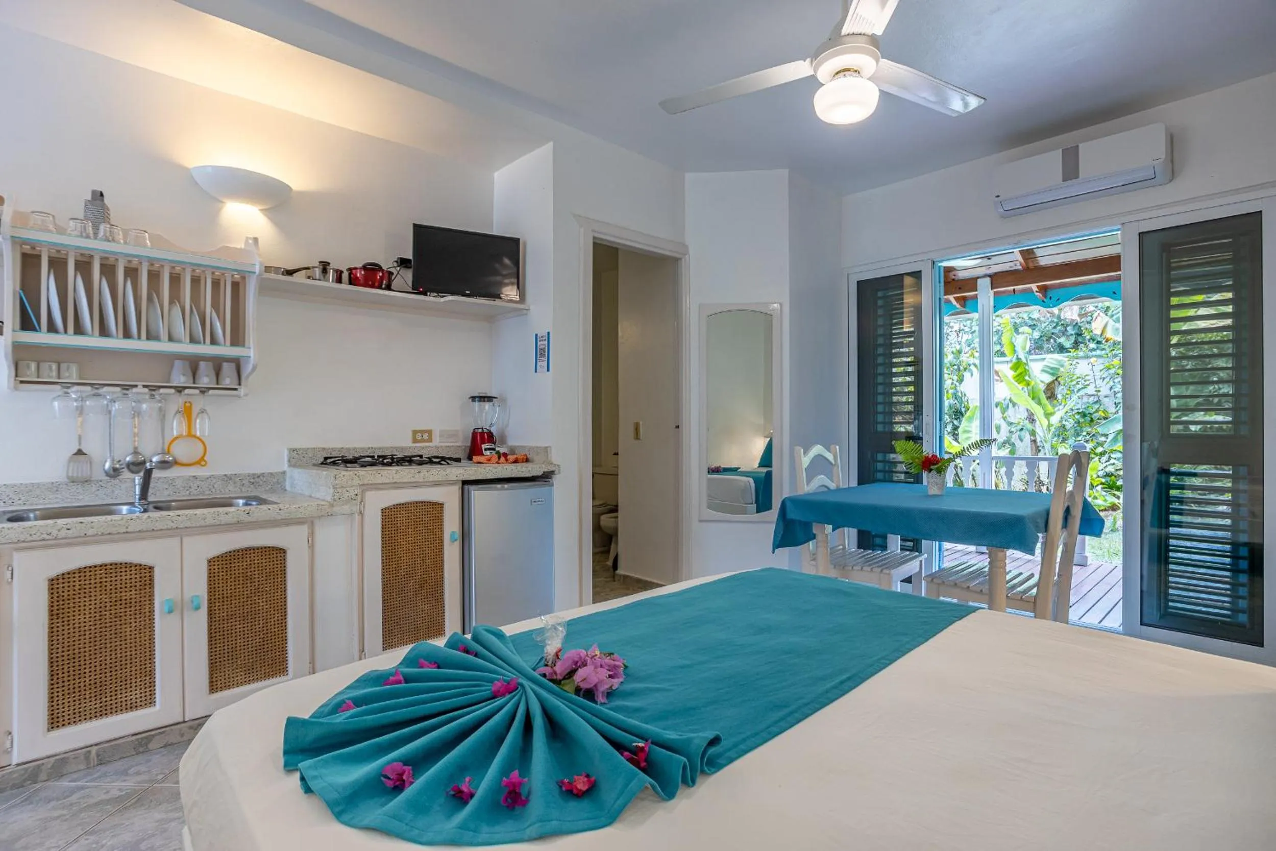 kitchen, Bed in Hotel Playa Colibri