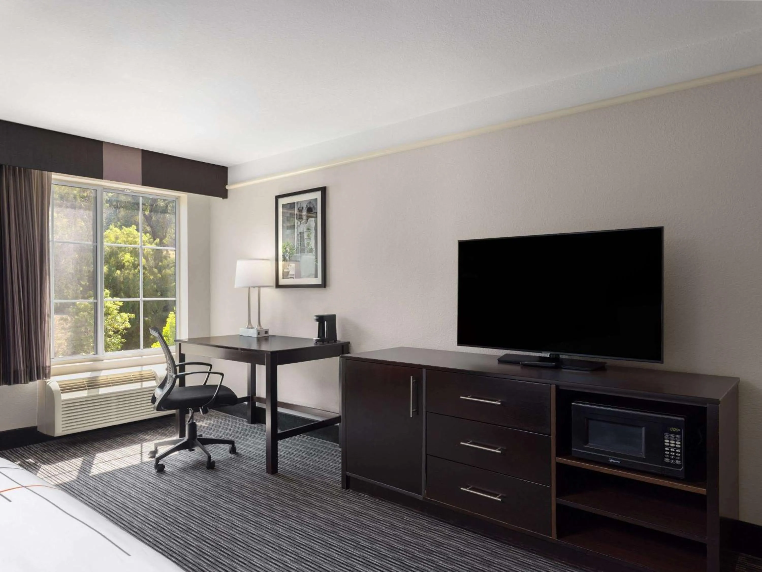 Photo of the whole room in La Quinta by Wyndham Santa Clarita - Valencia