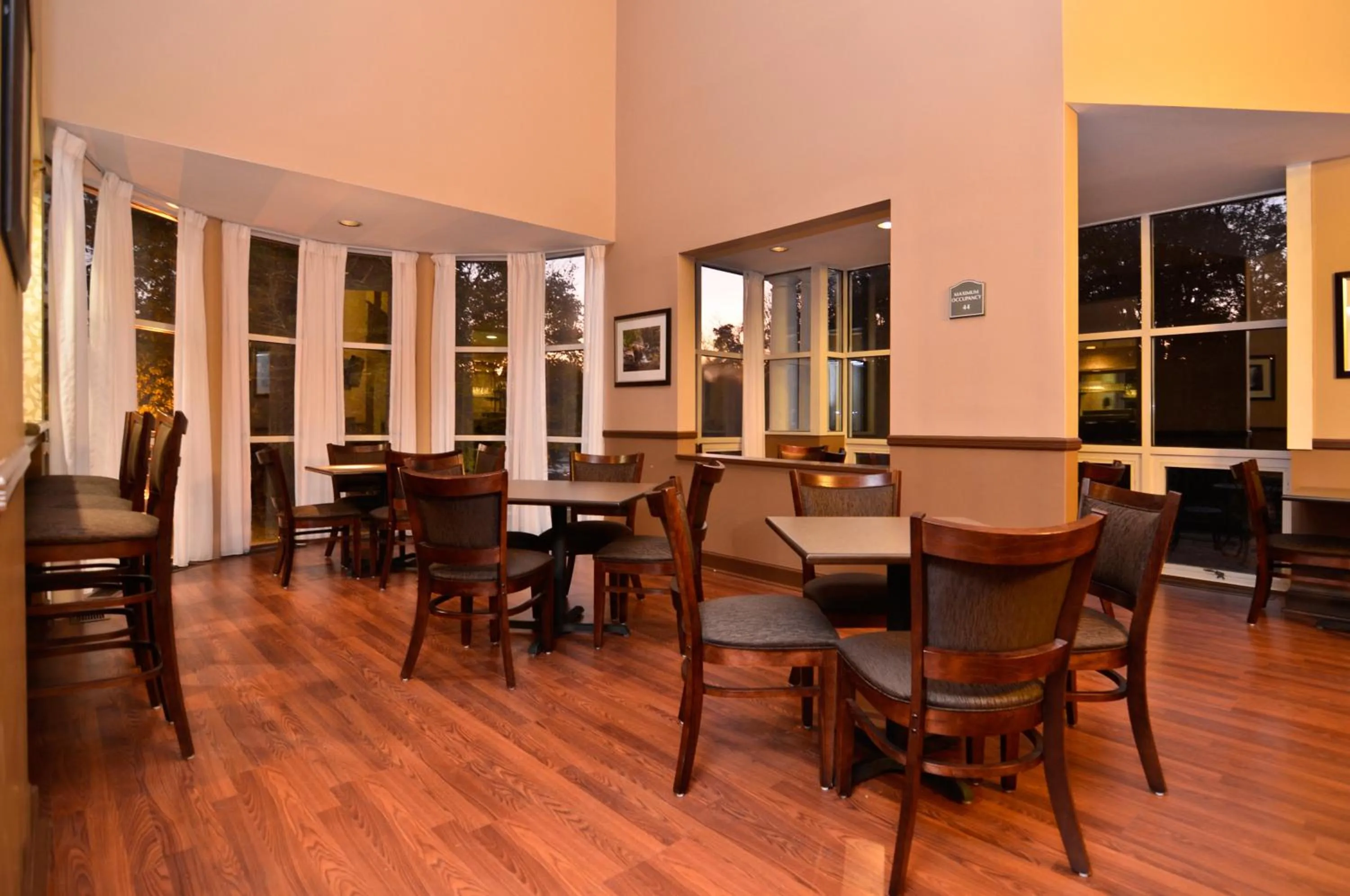 Restaurant/places to eat in Best Western Plus The Inn & Suites at the Falls