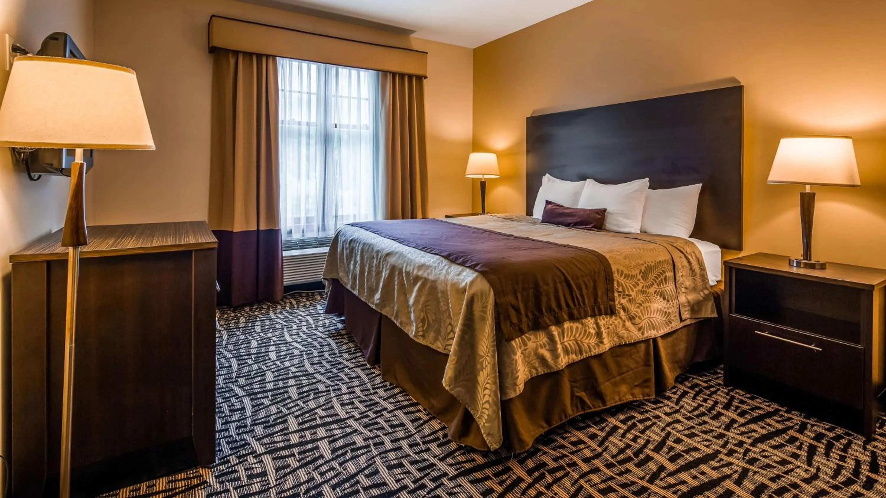 Photo of the whole room, Bed in Best Western Plus The Inn & Suites at the Falls