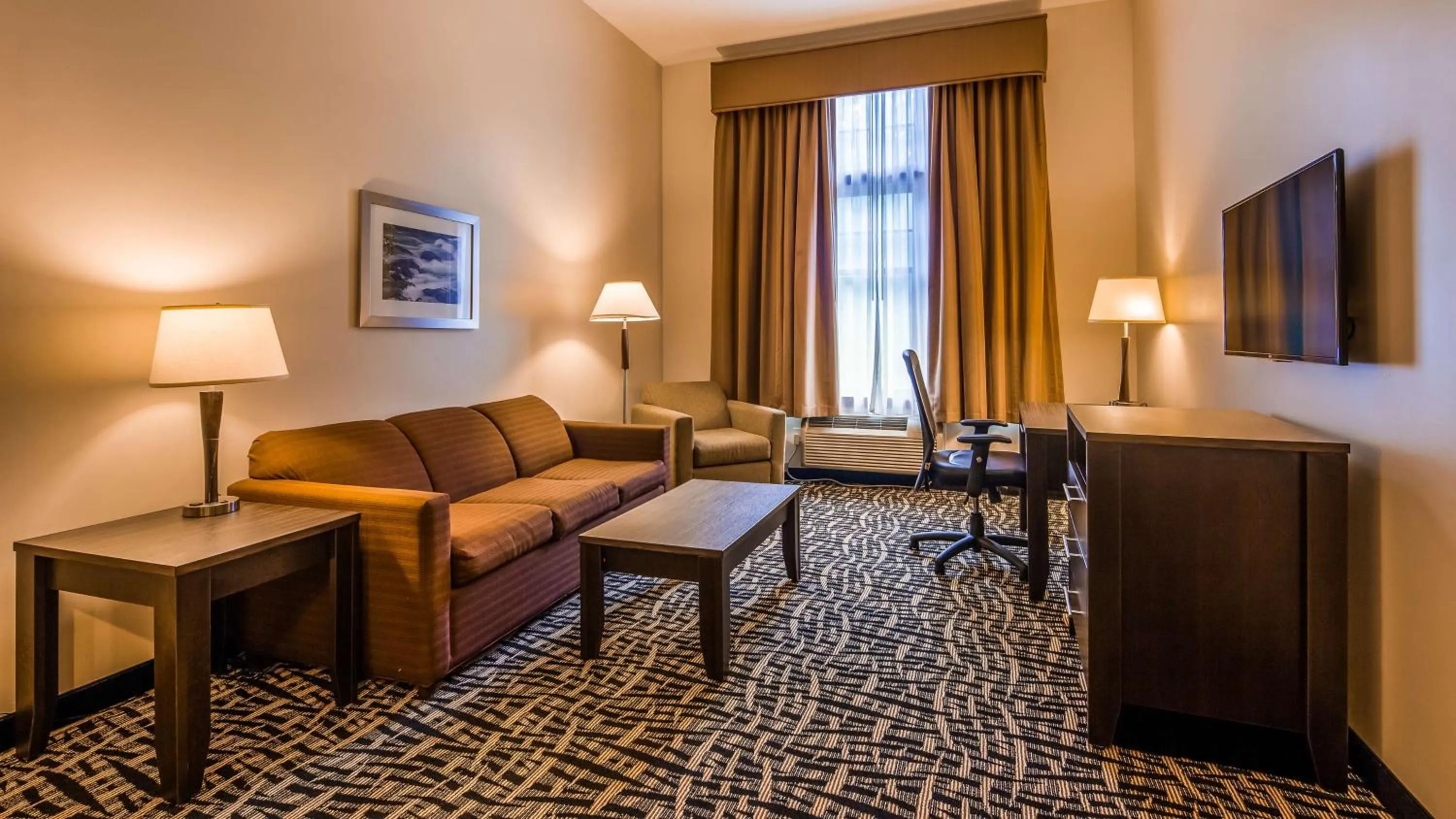 Photo of the whole room in Best Western Plus The Inn & Suites at the Falls