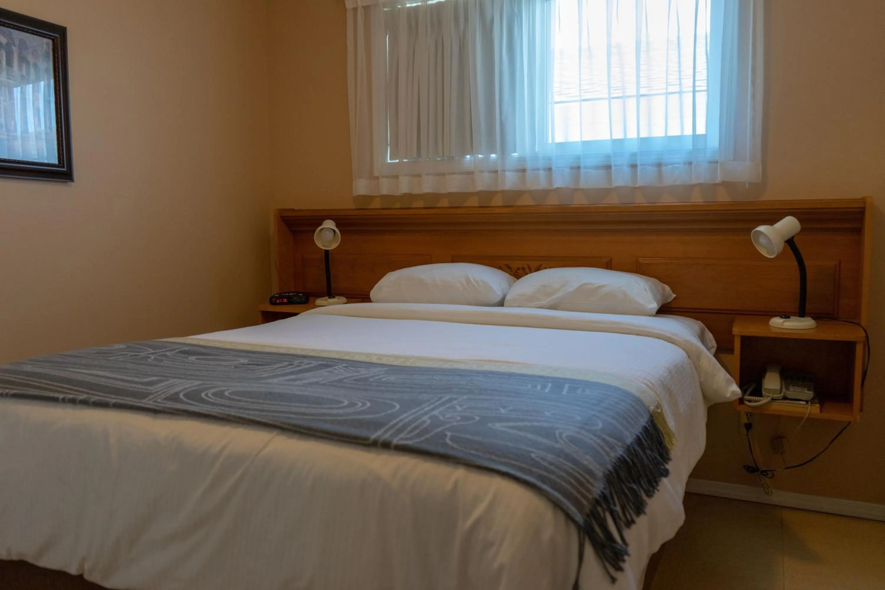 Bedroom, Bed in Sandy Beach Suites