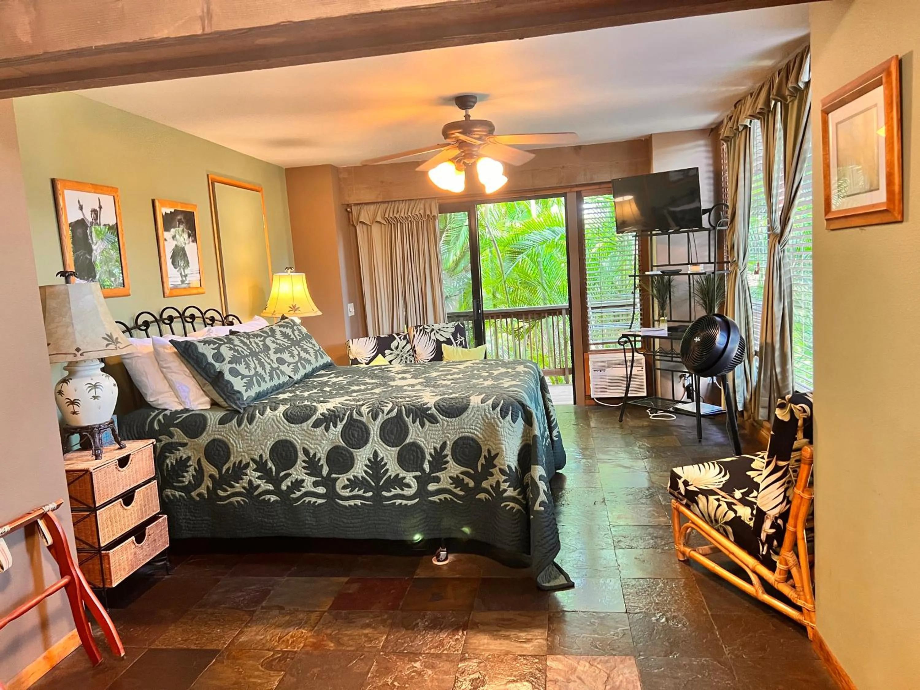 Bed in Maui What a Wonderful World Bed & Breakfast