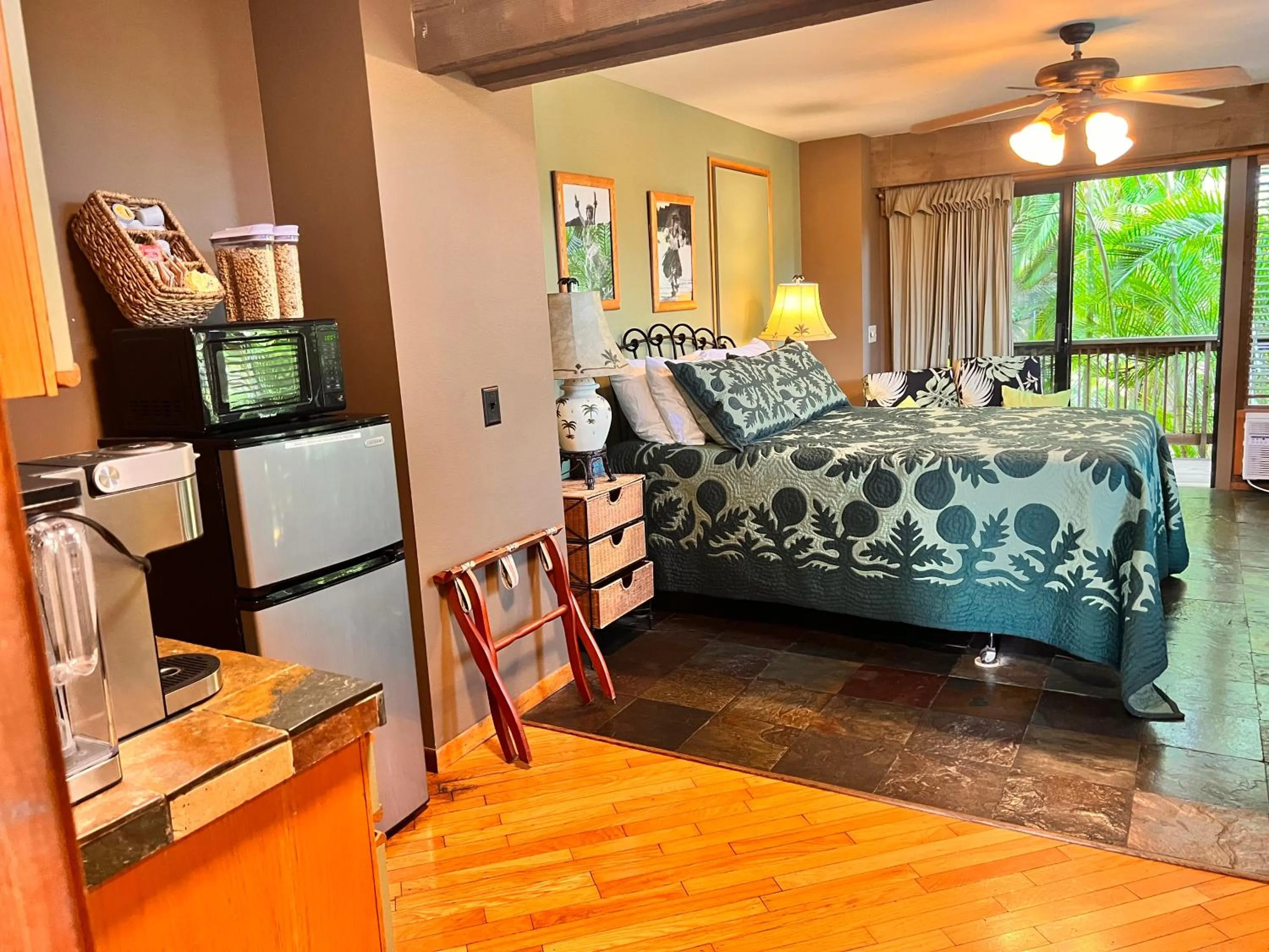 Kitchen or kitchenette, Bed in Maui What a Wonderful World Bed & Breakfast