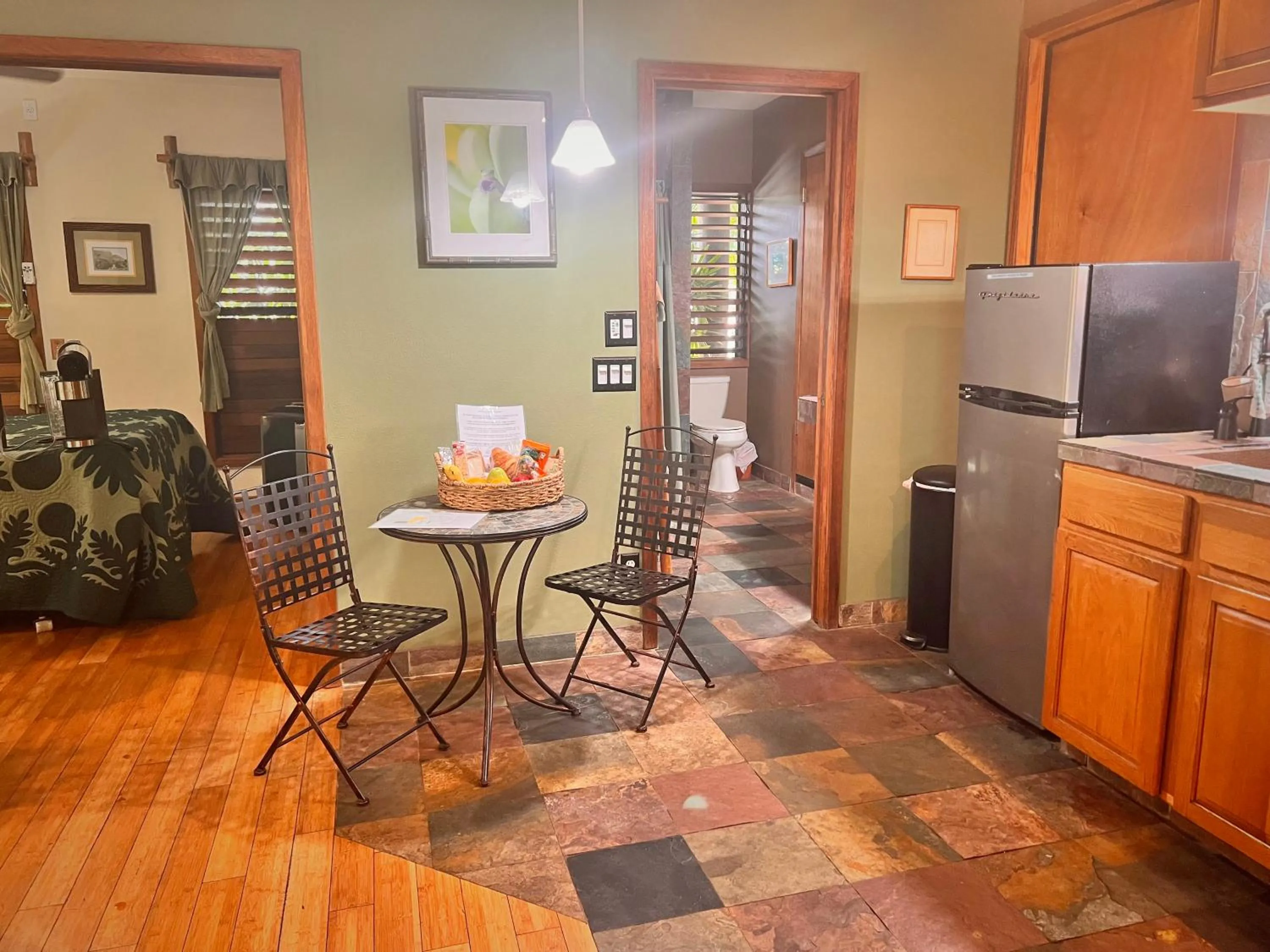 Kitchen or kitchenette in Maui What a Wonderful World Bed & Breakfast