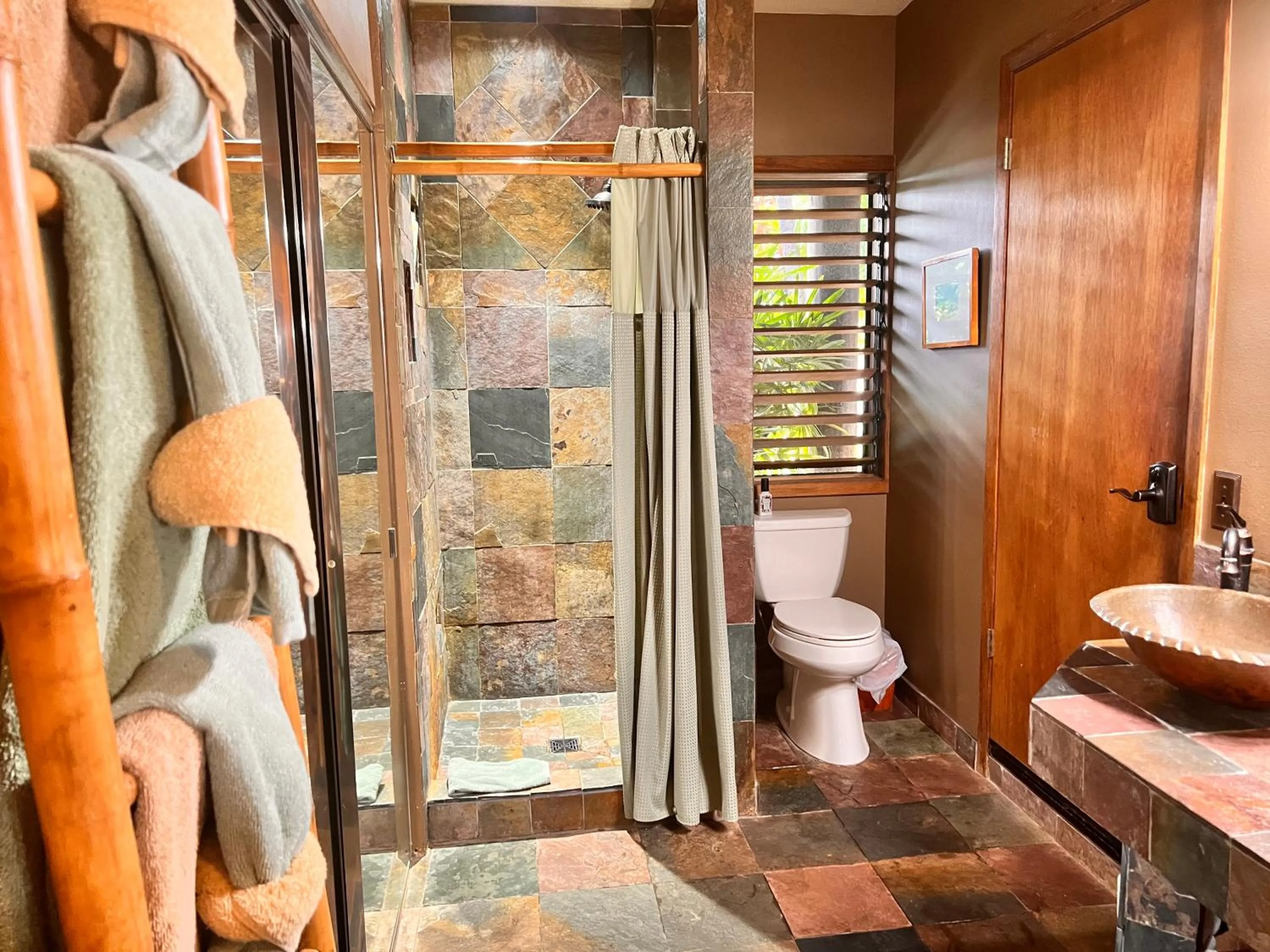 Bathroom in Maui What a Wonderful World Bed & Breakfast