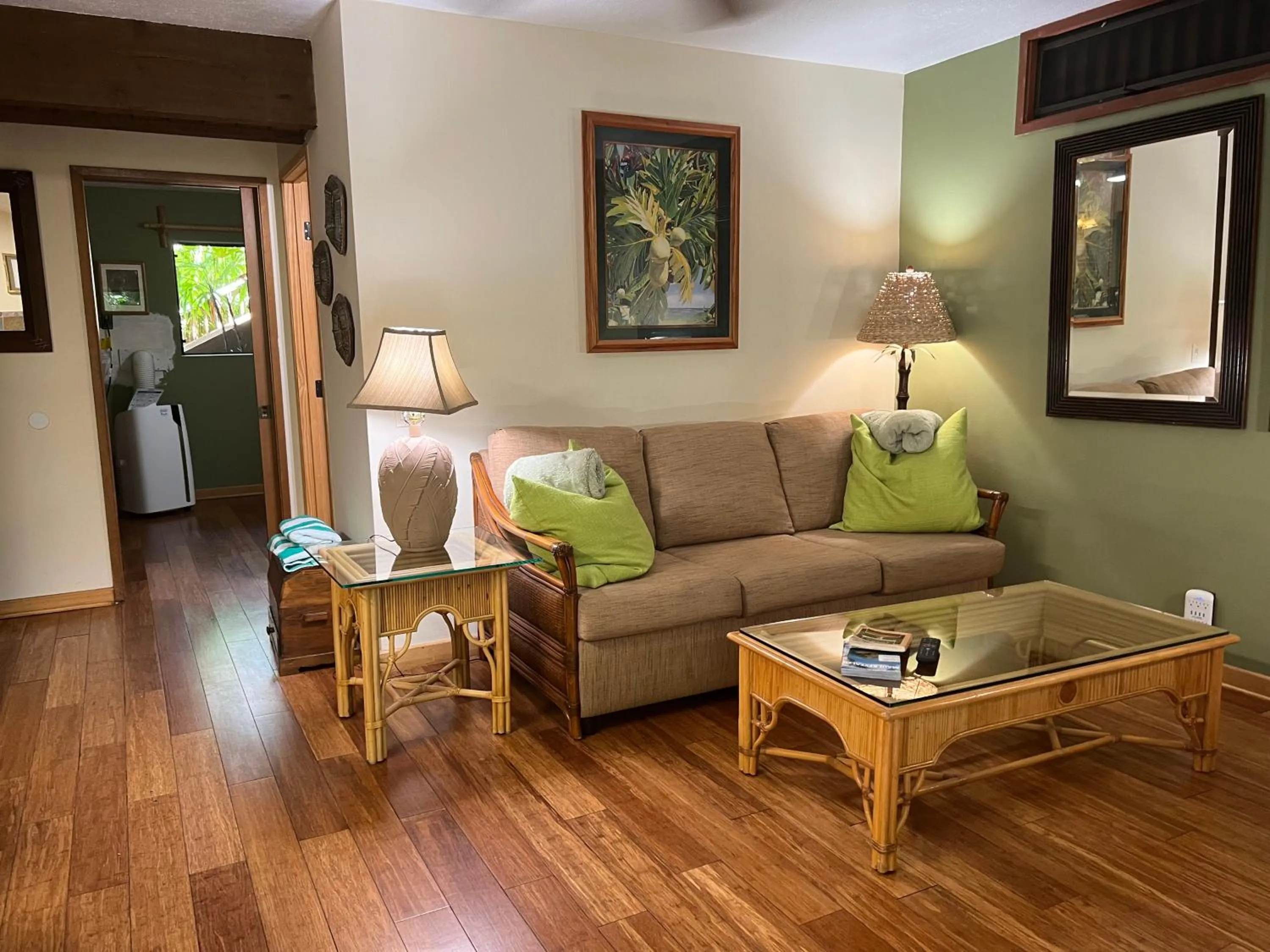 Living room in Maui What a Wonderful World Bed & Breakfast