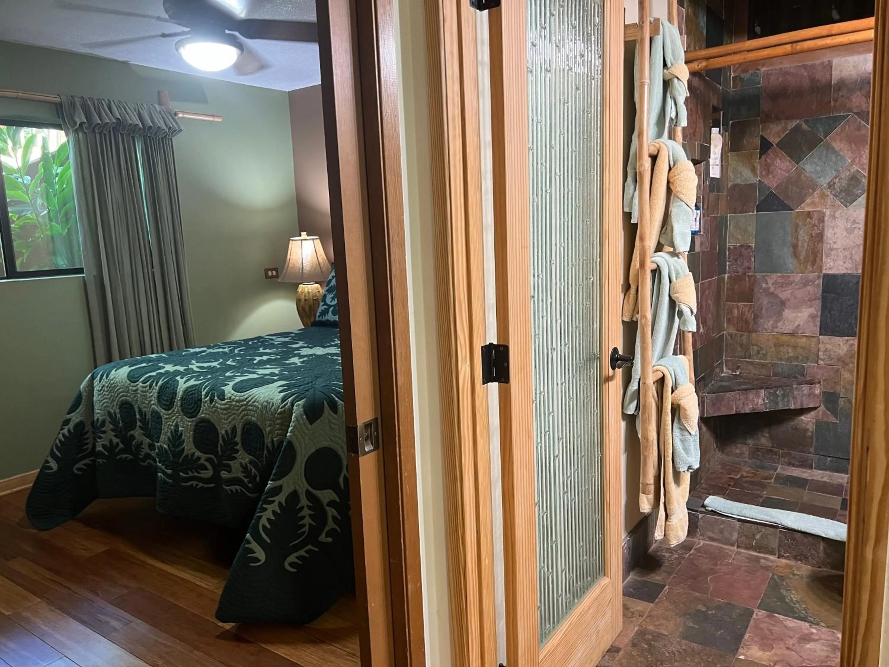 Bathroom, Bed in Maui What a Wonderful World Bed & Breakfast