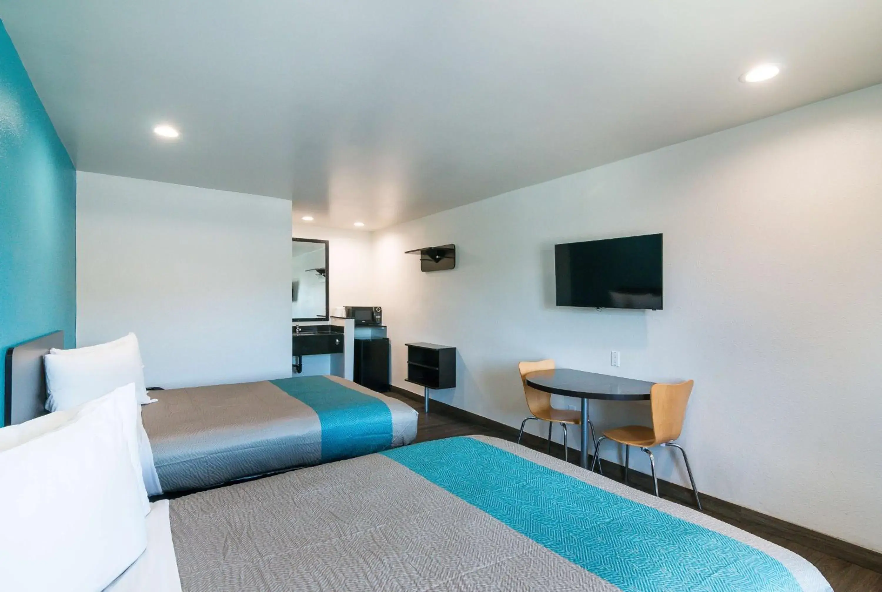 Deluxe Queen Room with Two Queen Beds - Non-Smoking in Motel 6-South El Monte, CA - Los Angeles Deluxe Queen Room with Two Queen Beds - Non-Smoking in Motel 6-South El Monte, CA - Los Angeles