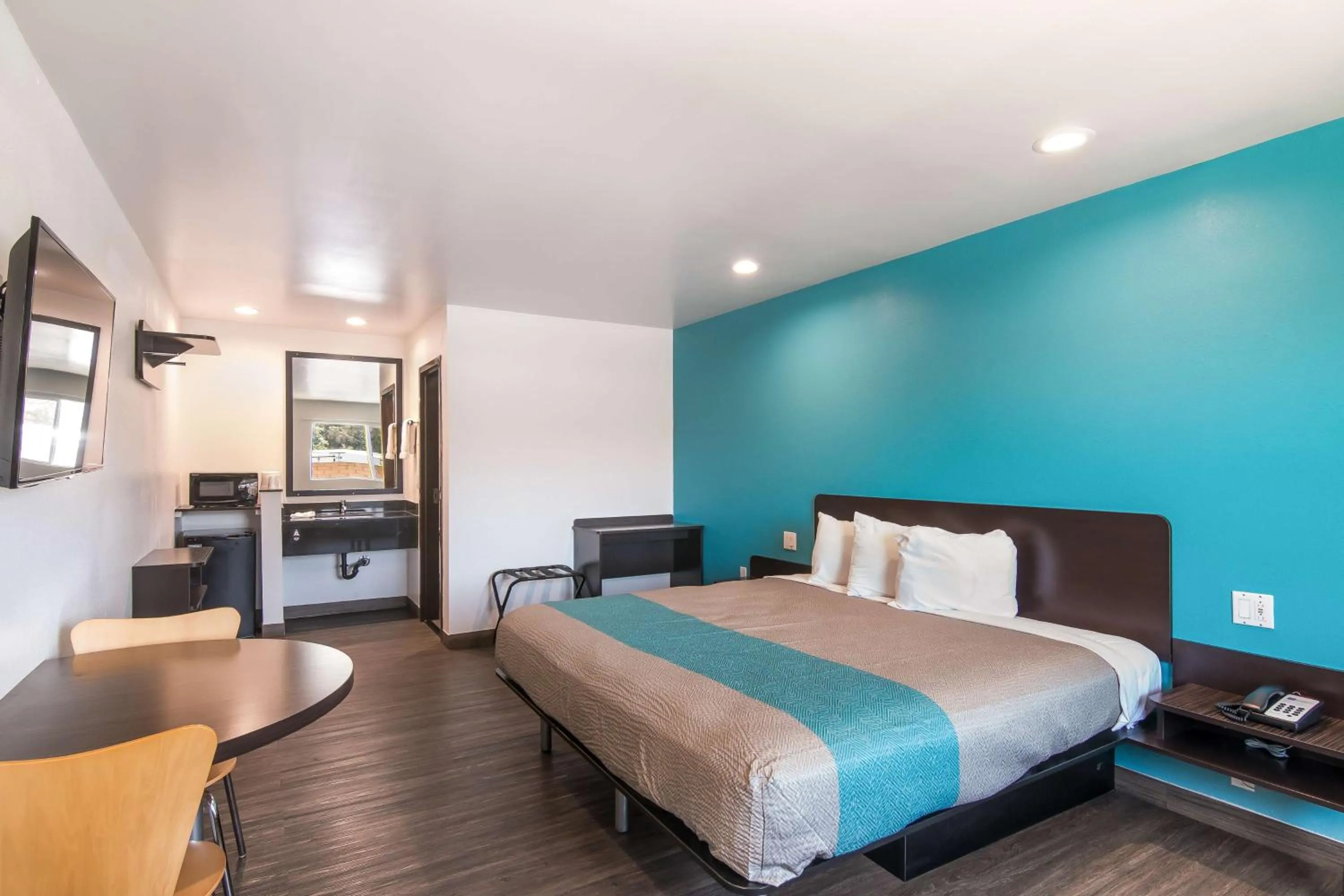 TV and multimedia, Bed in Motel 6-South El Monte, CA - Los Angeles